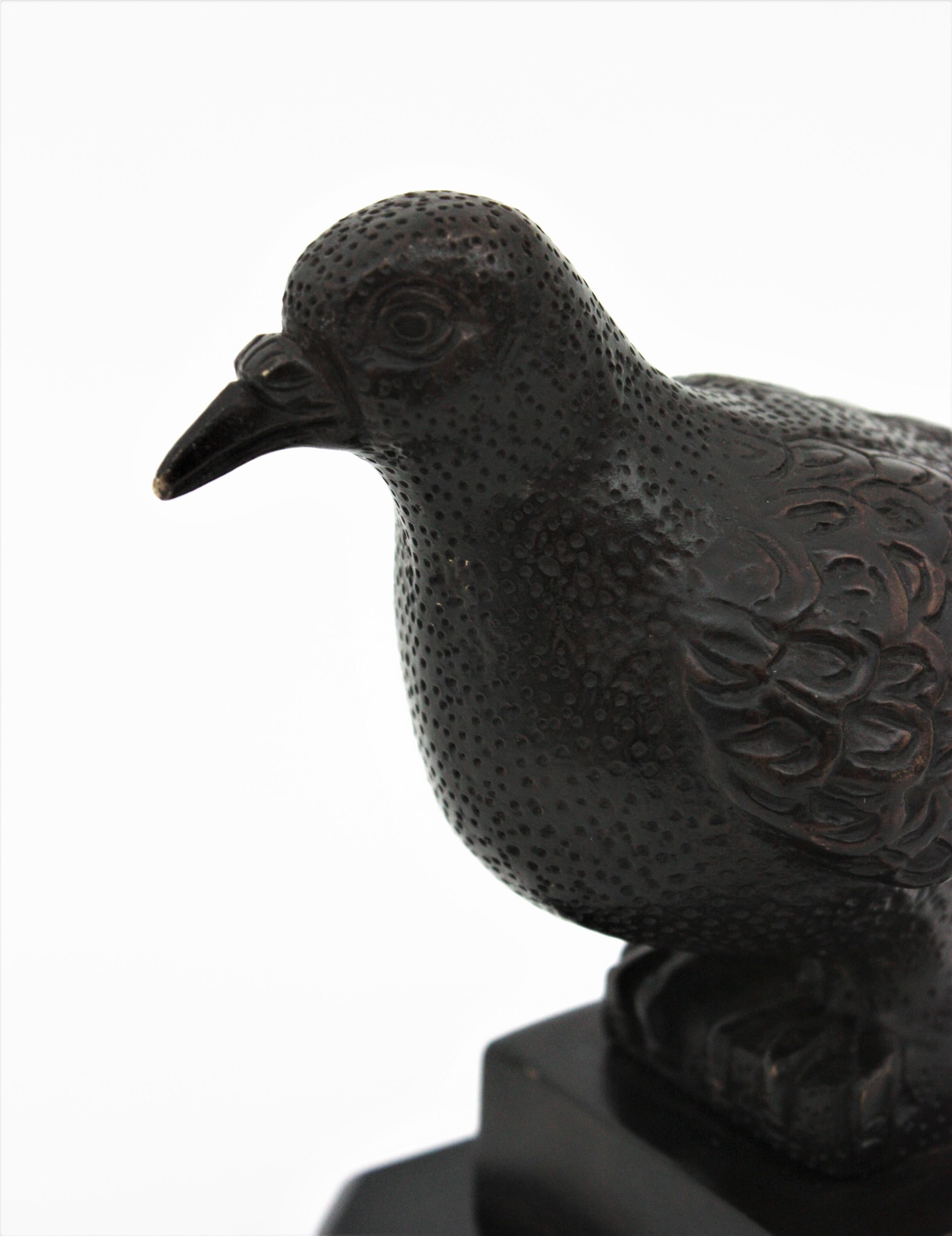 Bronze Paire de figurines d'oiseaux Art Déco en bronze sur socle en marbre noir en vente