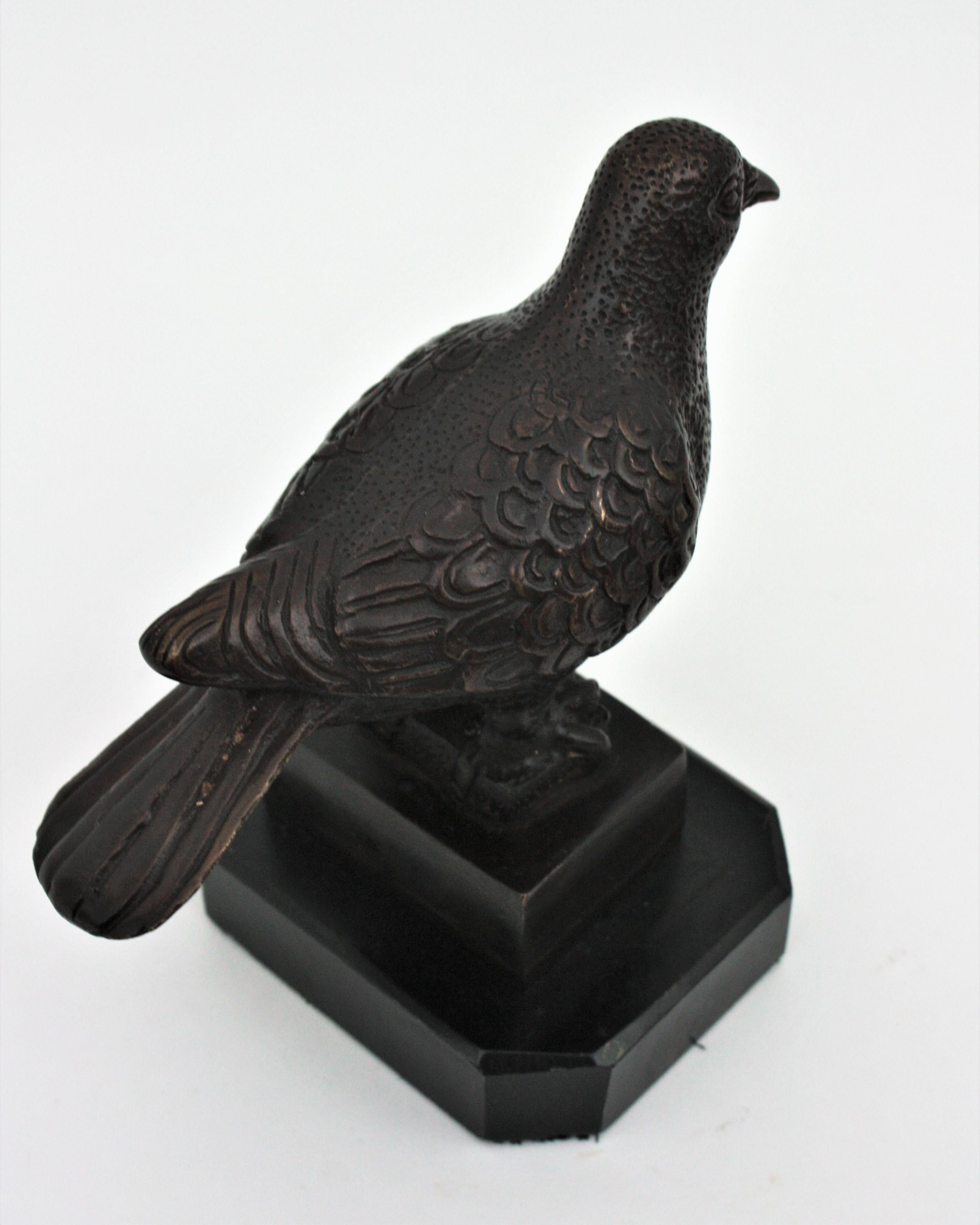 Paire de figurines d'oiseaux Art Déco en bronze sur socle en marbre noir en vente 1