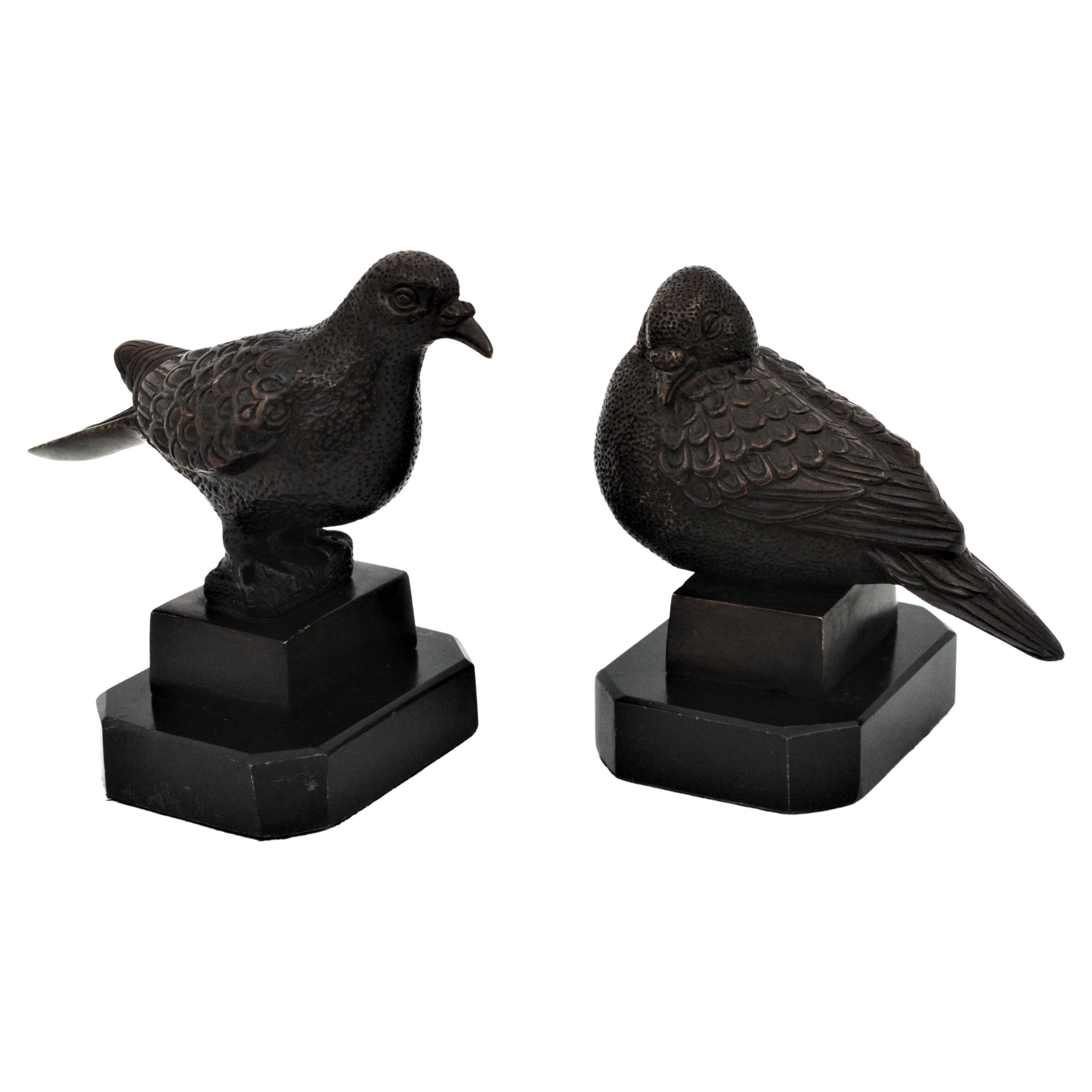 Paire de figurines d'oiseaux Art Déco en bronze sur socle en marbre noir