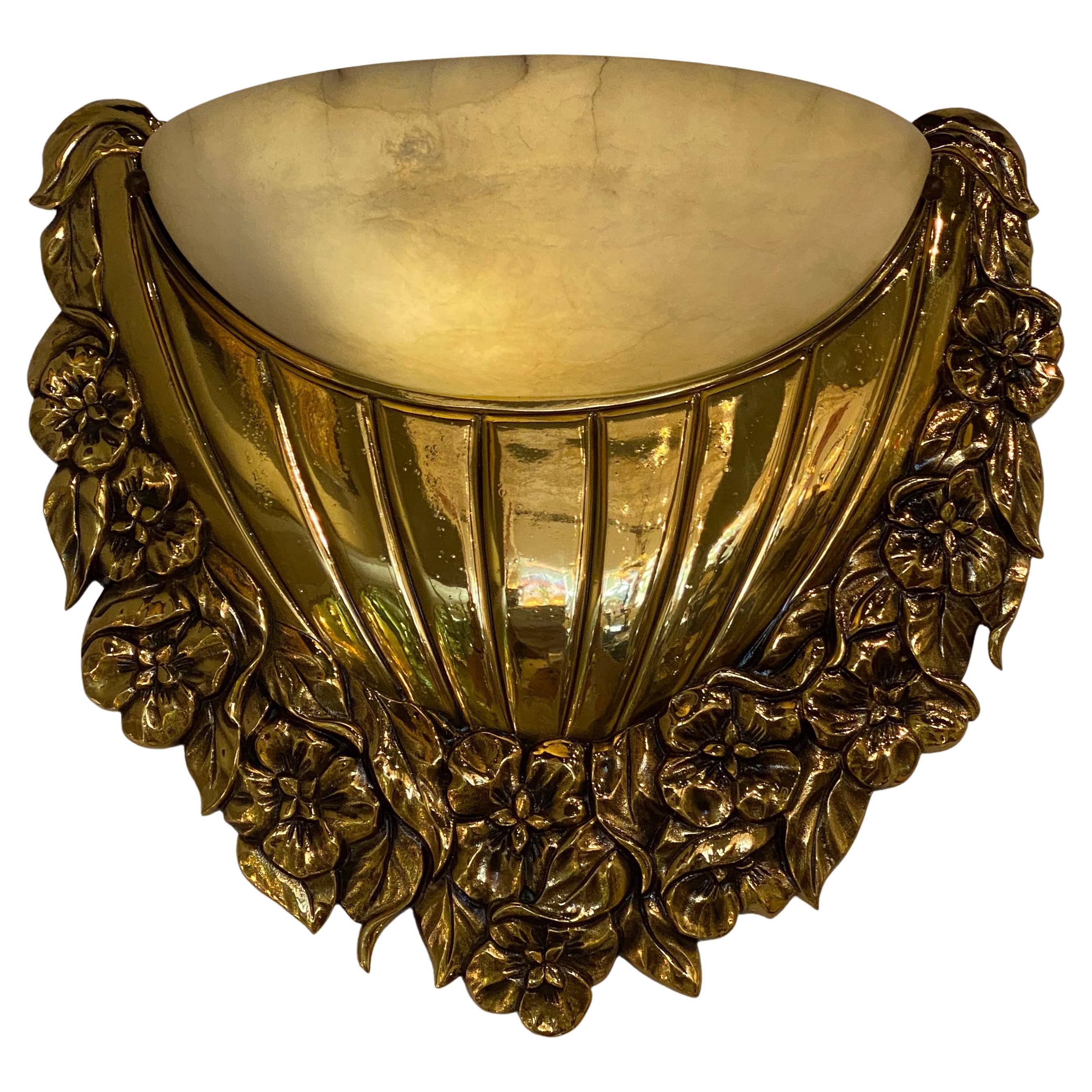 Paire d'appliques Art Déco en bronze doré à motifs floraux avec abat-jour en albâtre dans le style de Sue et Mare.