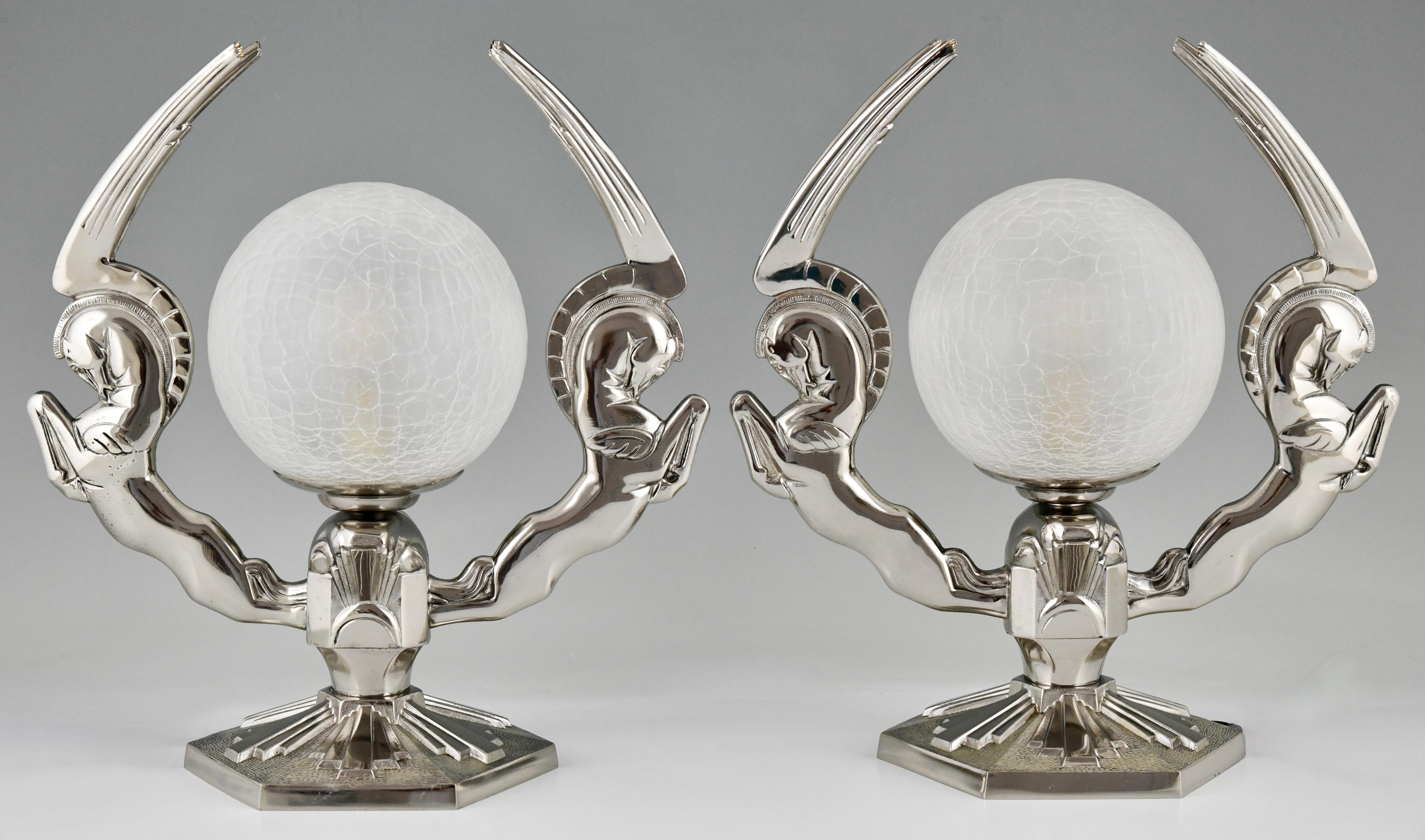 Paar Pegasus-Lampen aus Bronze im Art Deco-Stil, geflügelte Pferde. 
Signiert Paris Star, markiert Made in France. 
Bronze mit silberner Patina.
Weltkugel aus Crackle-Glas. 
Frankreich 1925. 