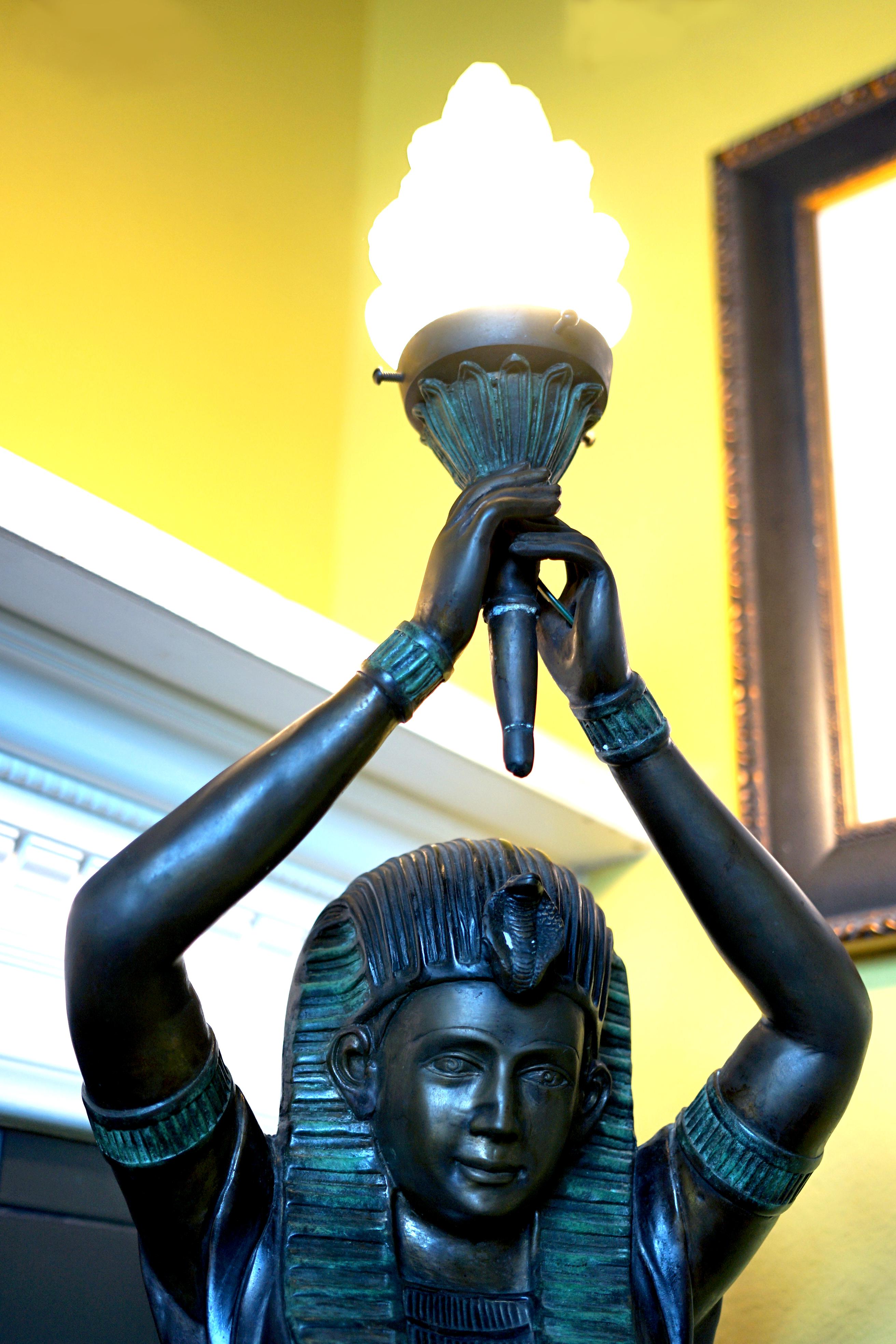 Paire de statues de pharaons en bronze vert-de-gris grandeur nature avec torchères Art Déco en vente 3