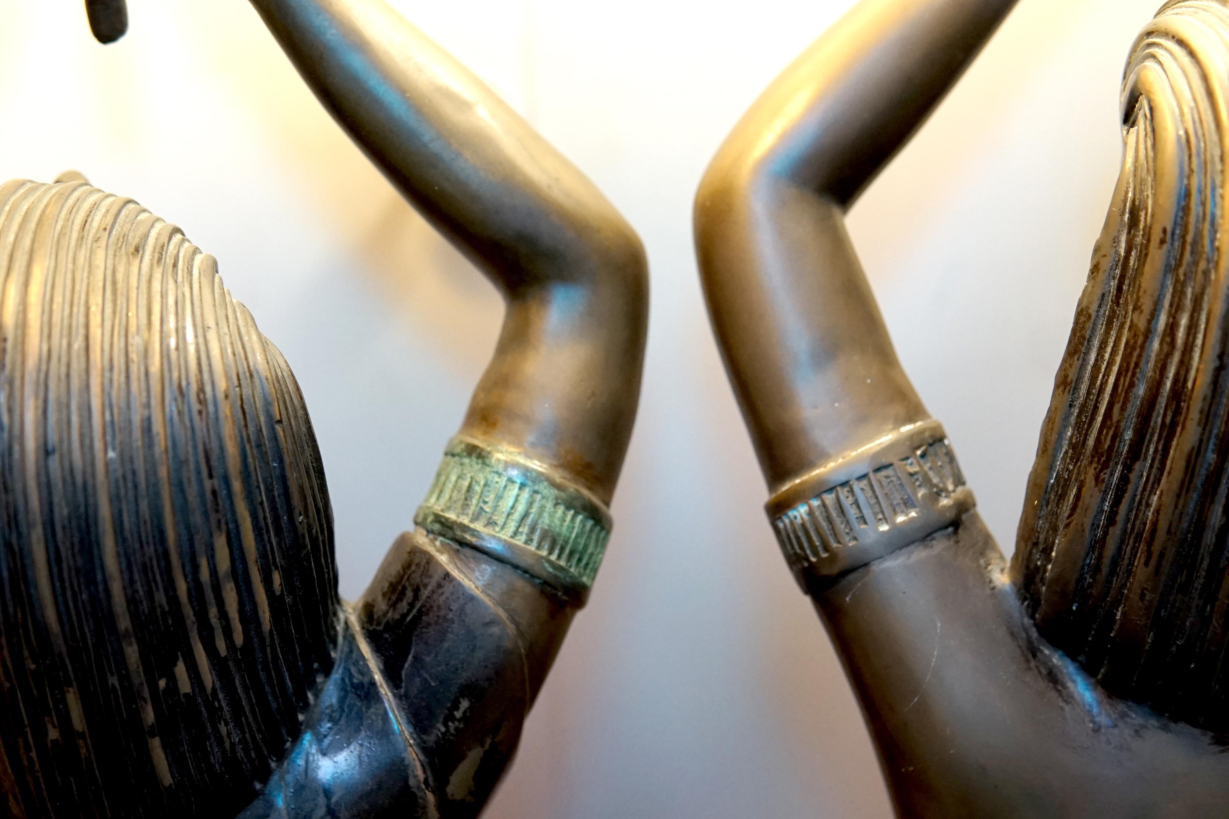 Art déco Paire de statues de pharaons en bronze vert-de-gris grandeur nature avec torchères Art Déco en vente