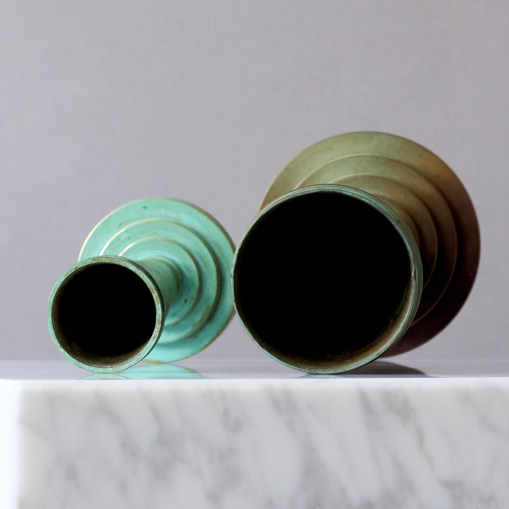 Svedese Coppia di vasi in bronzo Art Deco di Ystad Brons / Metall, Svezia, anni '30. in vendita