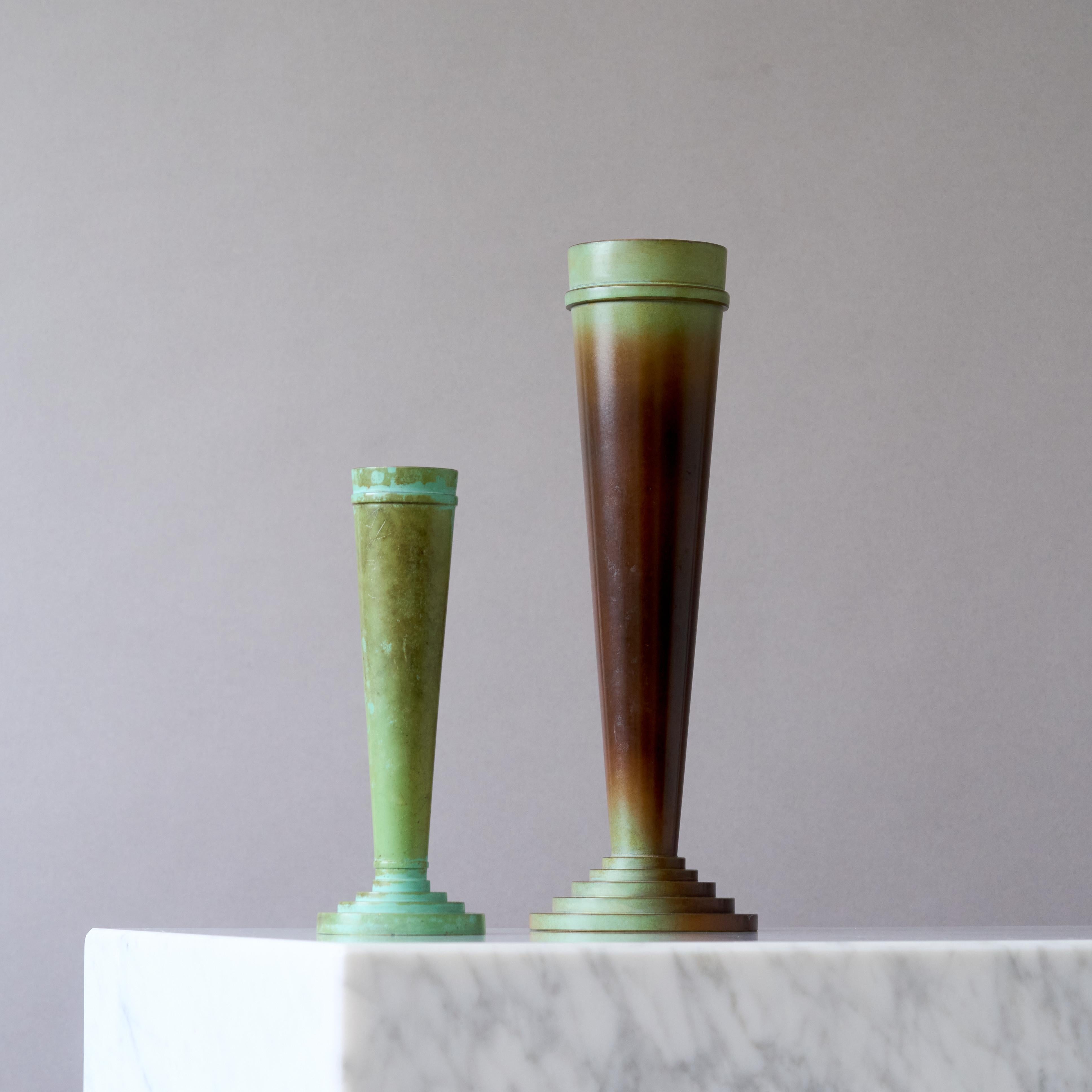 Patinato Coppia di vasi in bronzo Art Deco di Ystad Brons / Metall, Svezia, anni '30. in vendita