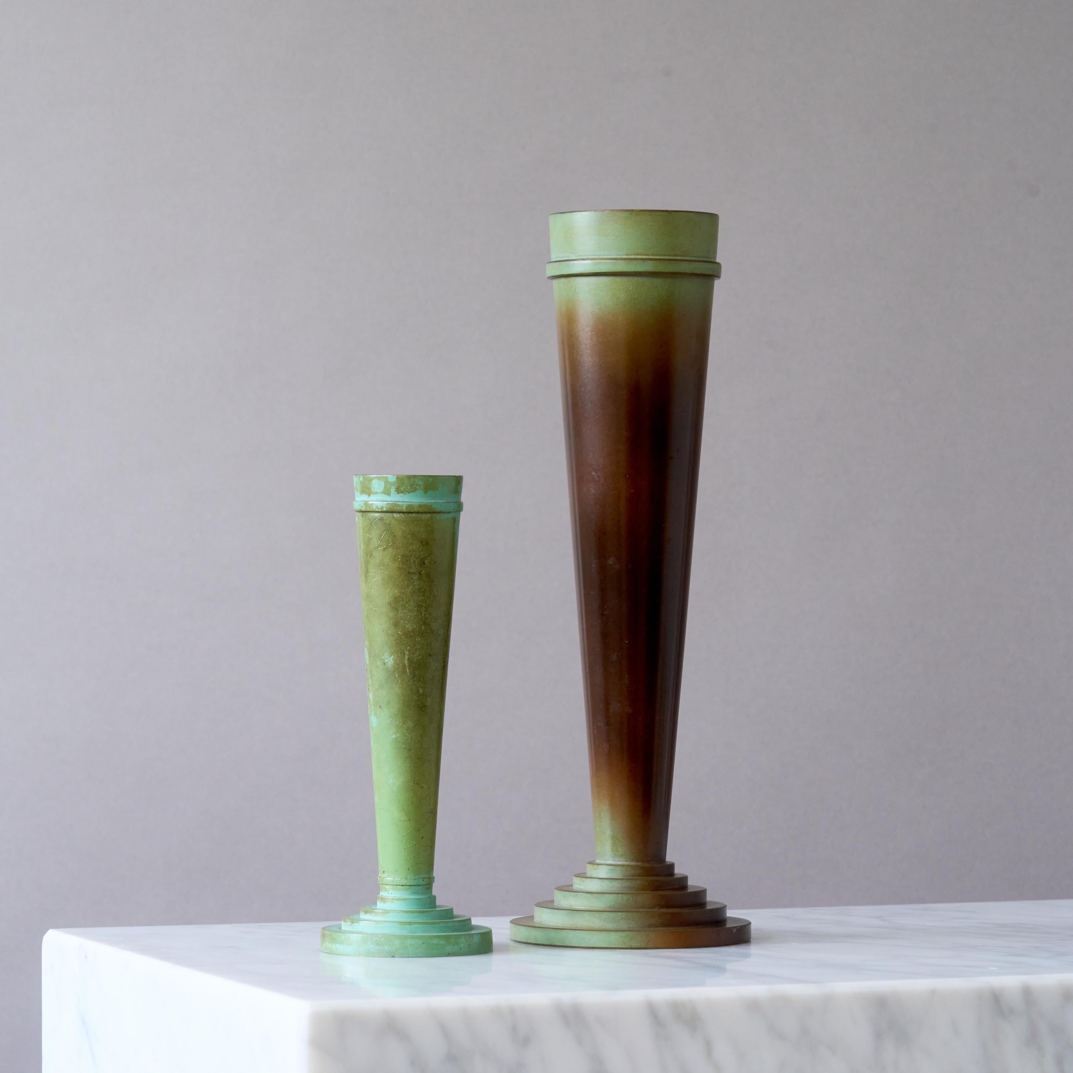 Coppia di vasi in bronzo Art Deco di Ystad Brons / Metall, Svezia, anni '30. In condizioni buone in vendita a Malmö, SE