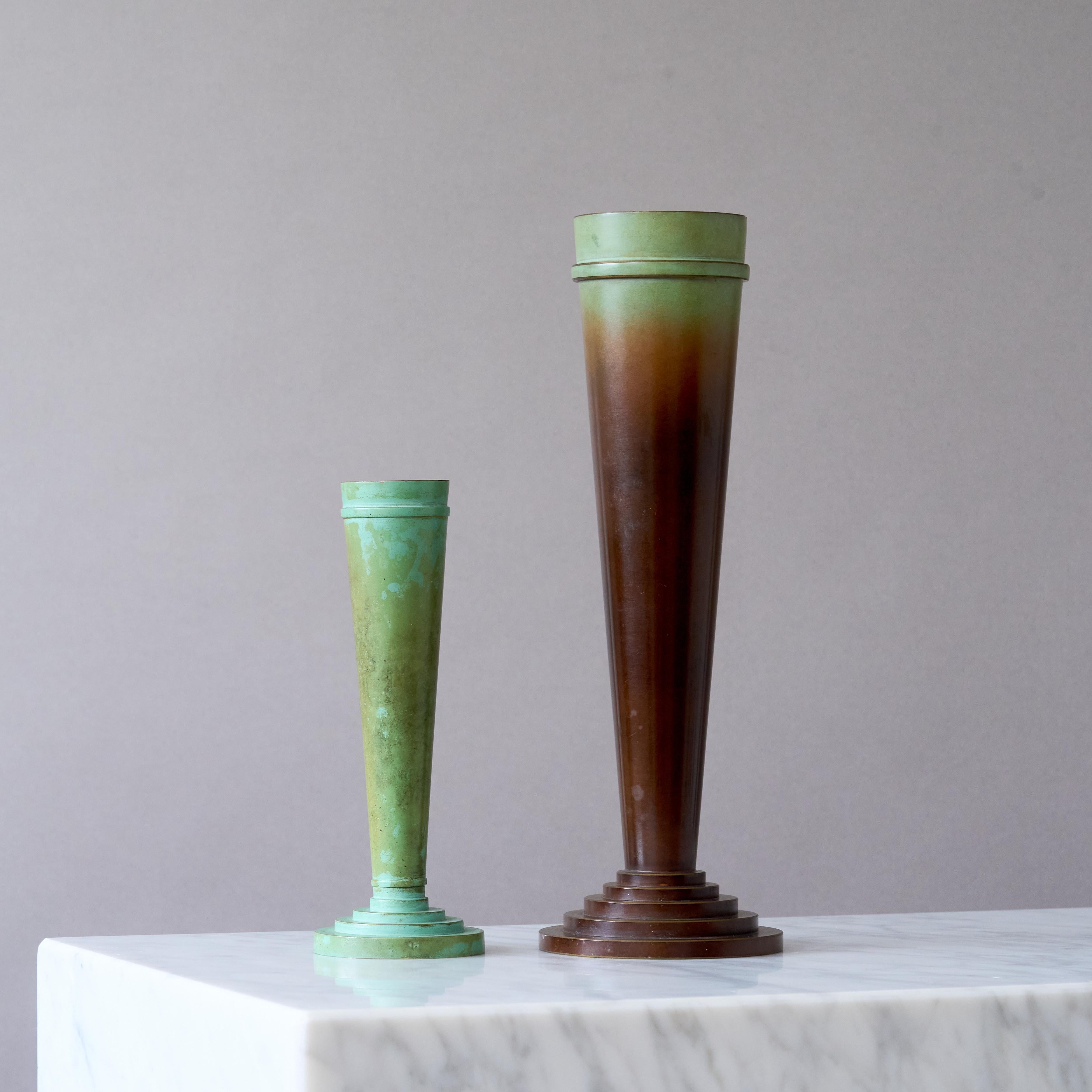 Metà XX secolo Coppia di vasi in bronzo Art Deco di Ystad Brons / Metall, Svezia, anni '30. in vendita