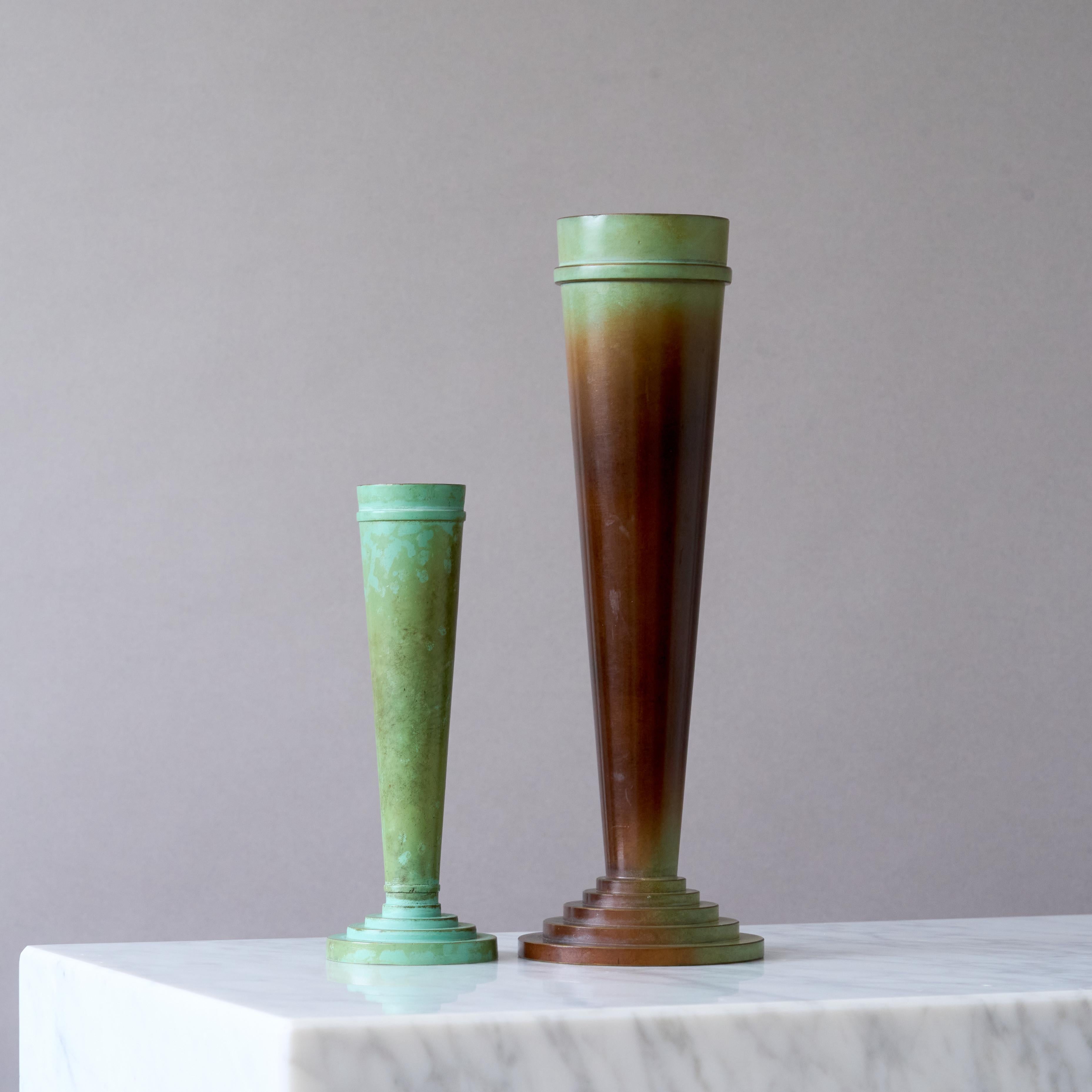 Bronzo Coppia di vasi in bronzo Art Deco di Ystad Brons / Metall, Svezia, anni '30. in vendita