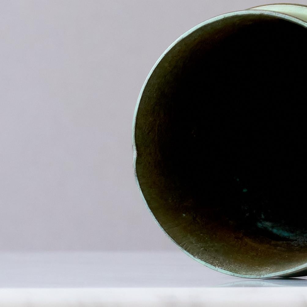 Coppia di vasi in bronzo Art Deco di Ystad Brons / Metall, Svezia, anni '30. in vendita 1