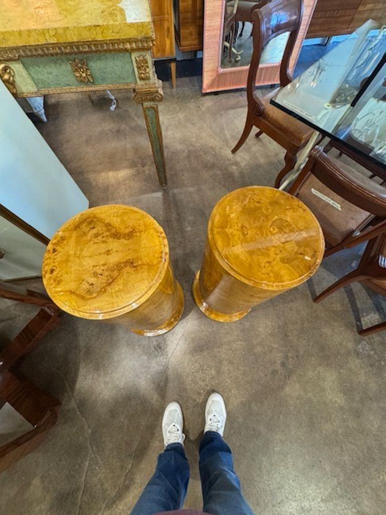 Paire de The Pedestal en ronce de noyer Art Déco Bon état - En vente à Dallas, TX