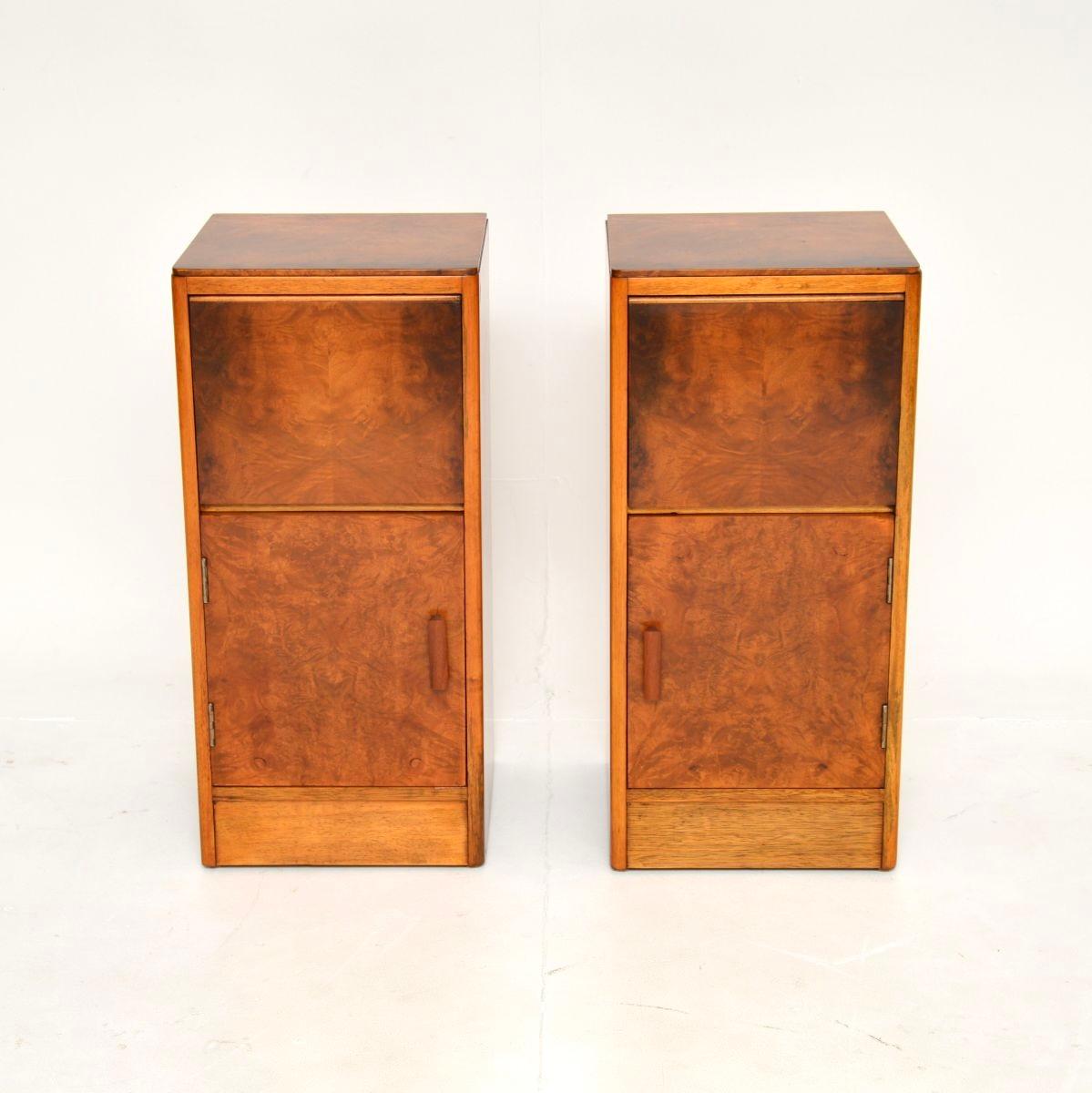 Une fantastique paire de tables de chevet Art Déco en ronce de noyer. Fabriqués en Angleterre, ils datent des années 1930.

Ils sont de très bonne qualité, avec un design utile. Chacune d'entre elles repose sur un socle, avec une seule porte à la