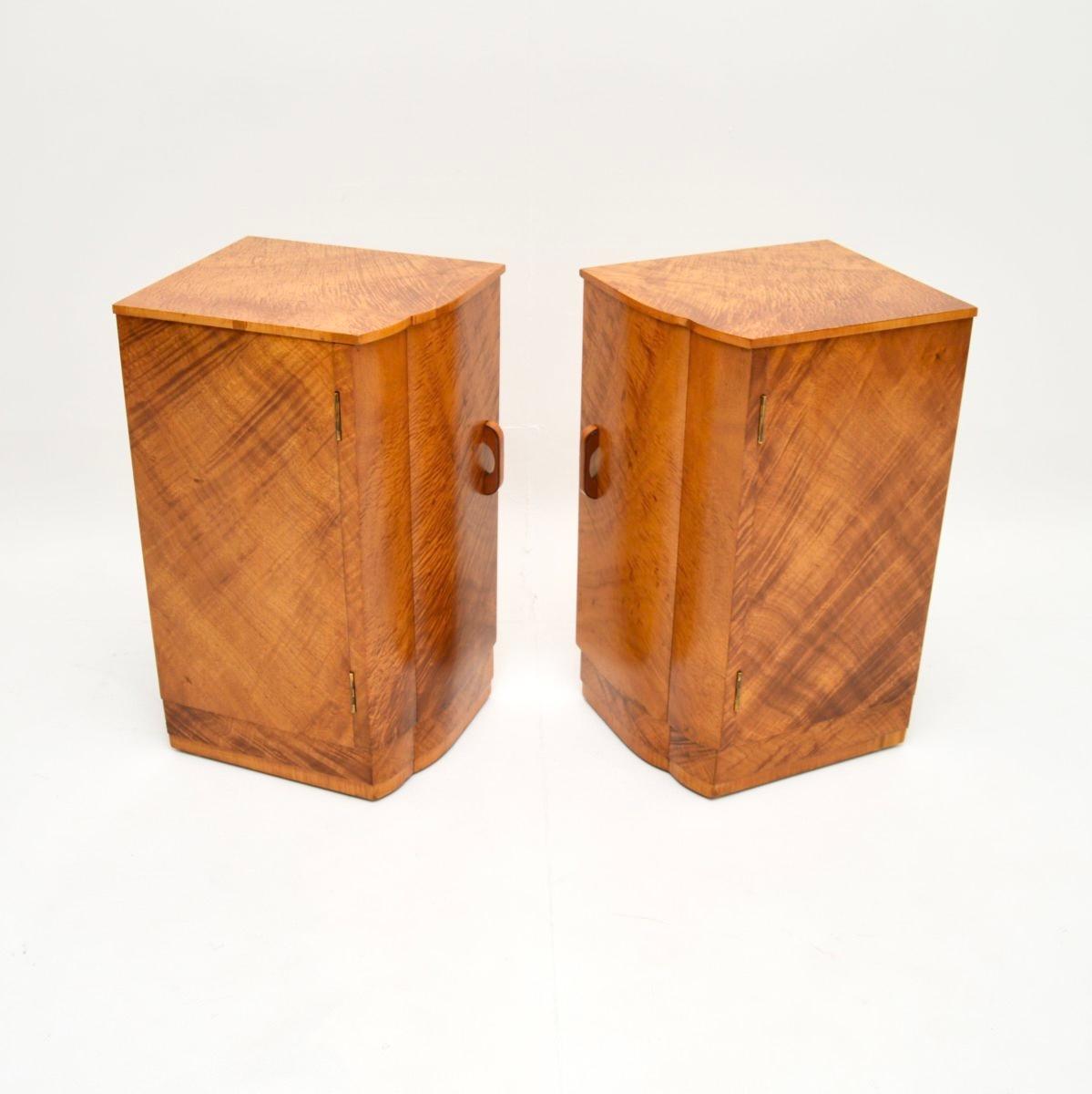 Pair of Art Deco Burr Walnut Bedside Cabinets In Good Condition For Sale In London, GB