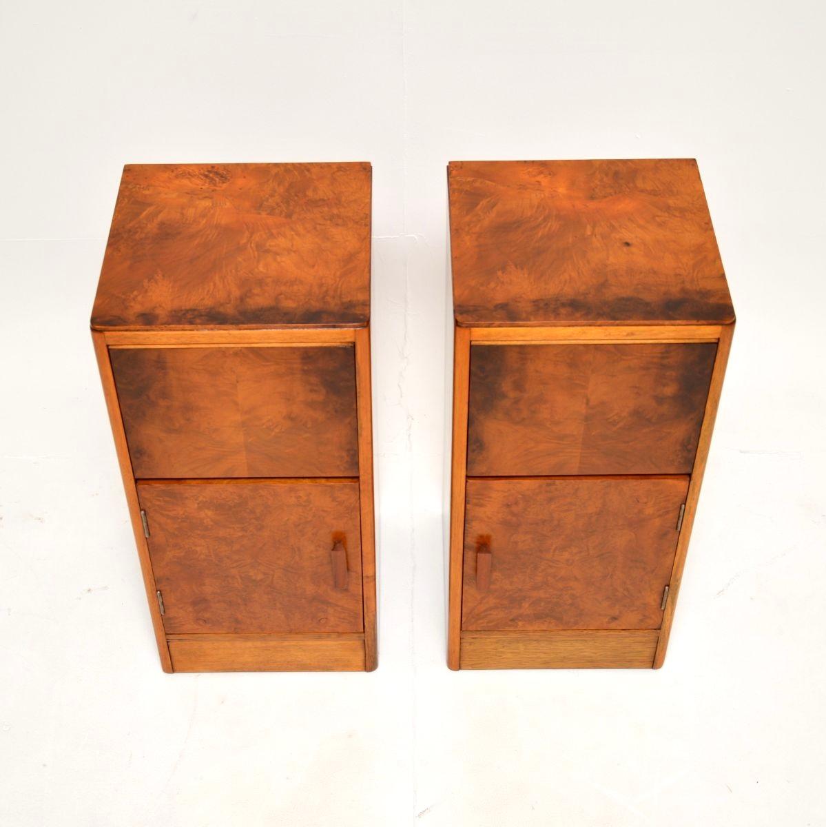 Noyer Paire de tables de chevet Art Déco en ronce de noyer en vente