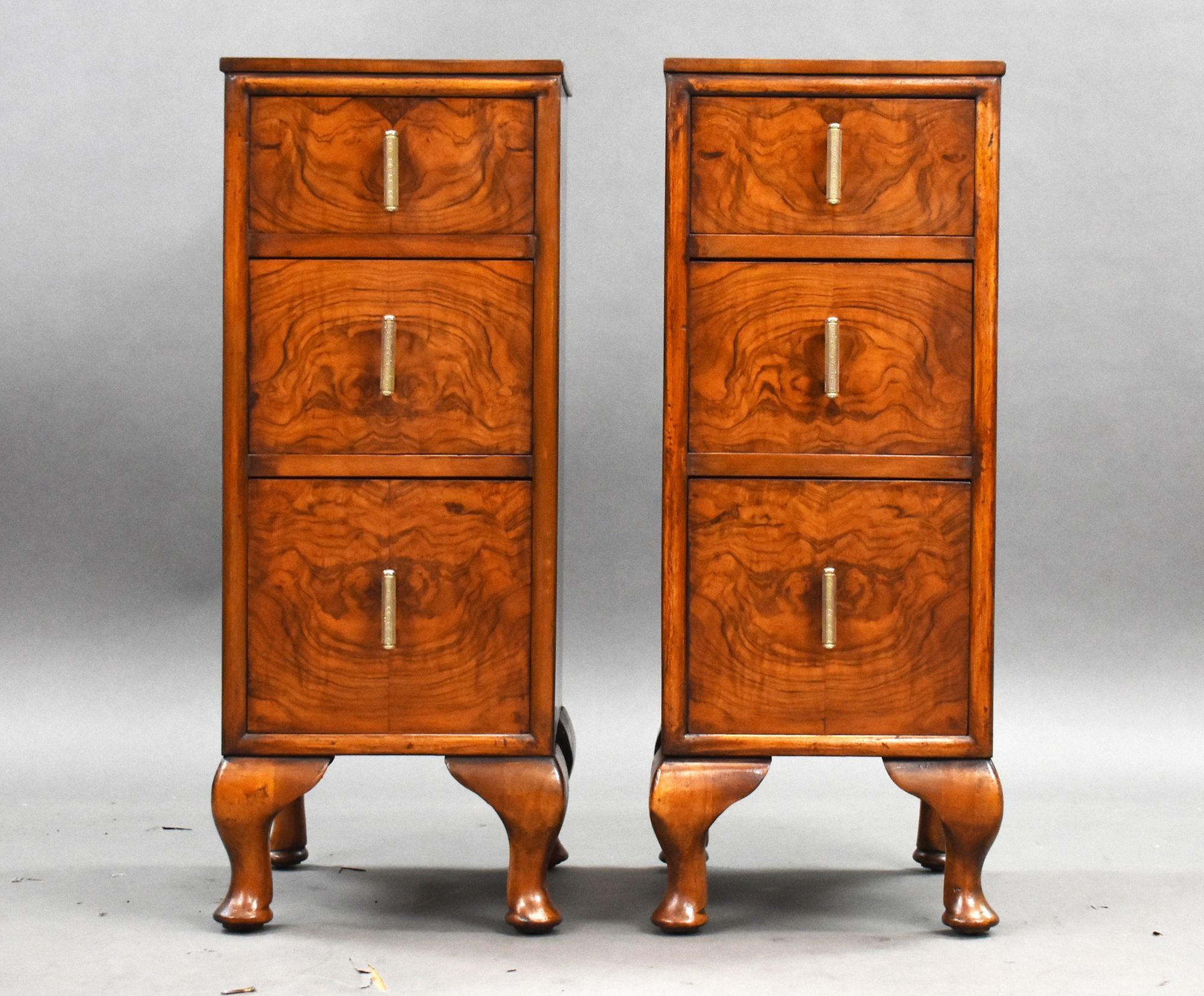 Questa coppia di comodini originali in noce Art Déco è un bellissimo esempio di design e artigianato degli anni Trenta. Ogni mobile è rifinito con una ricca impiallacciatura di noce, che mette in risalto le venature naturali che rendono ogni pezzo