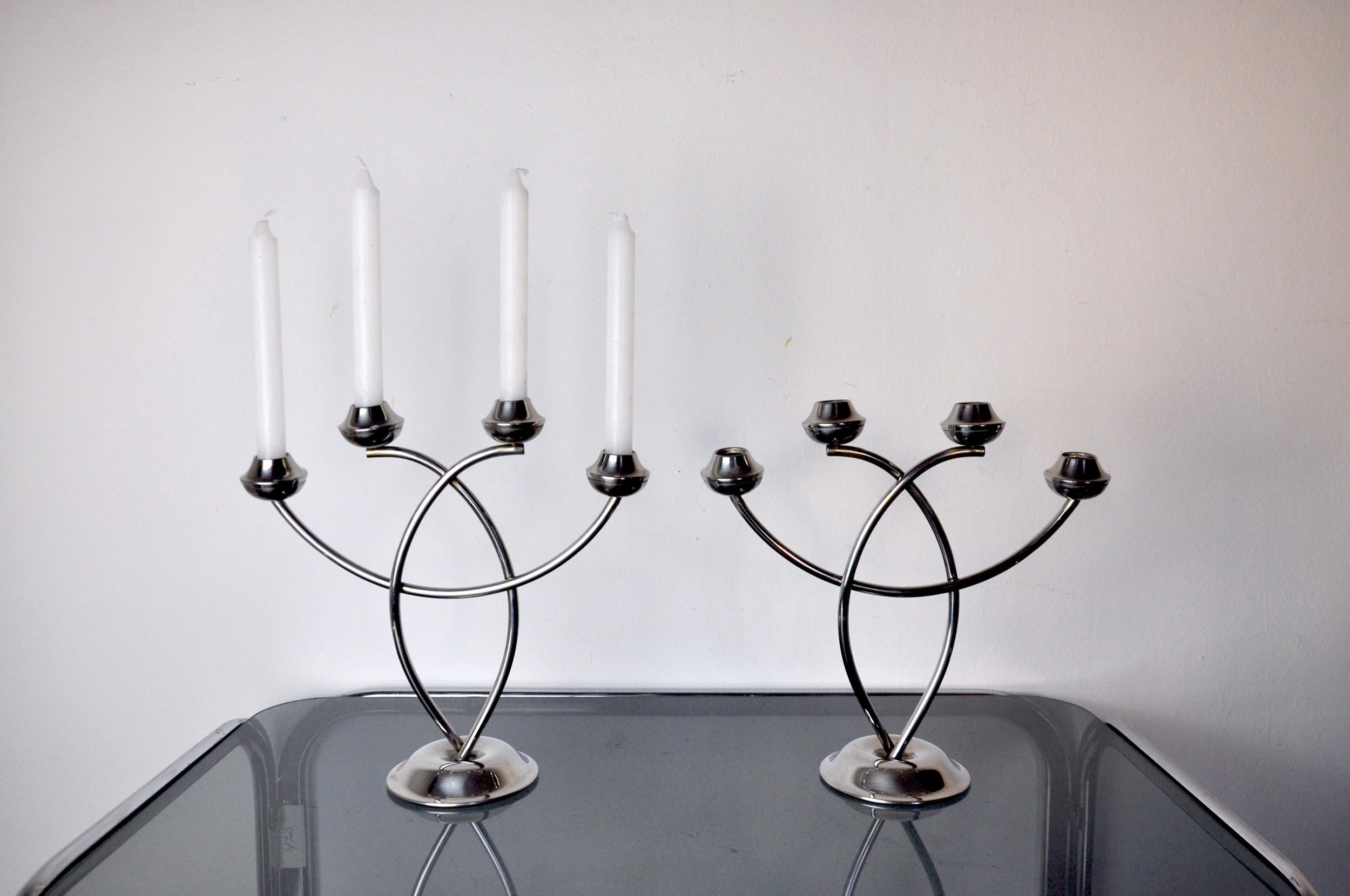Very beautiful pair of art deco candlesticks in stainless steel designed and produced in spain in the 1970s.

Structure in stainless steel 18/8 that can accommodate 4 candles.

Superb design object will decorate your interior