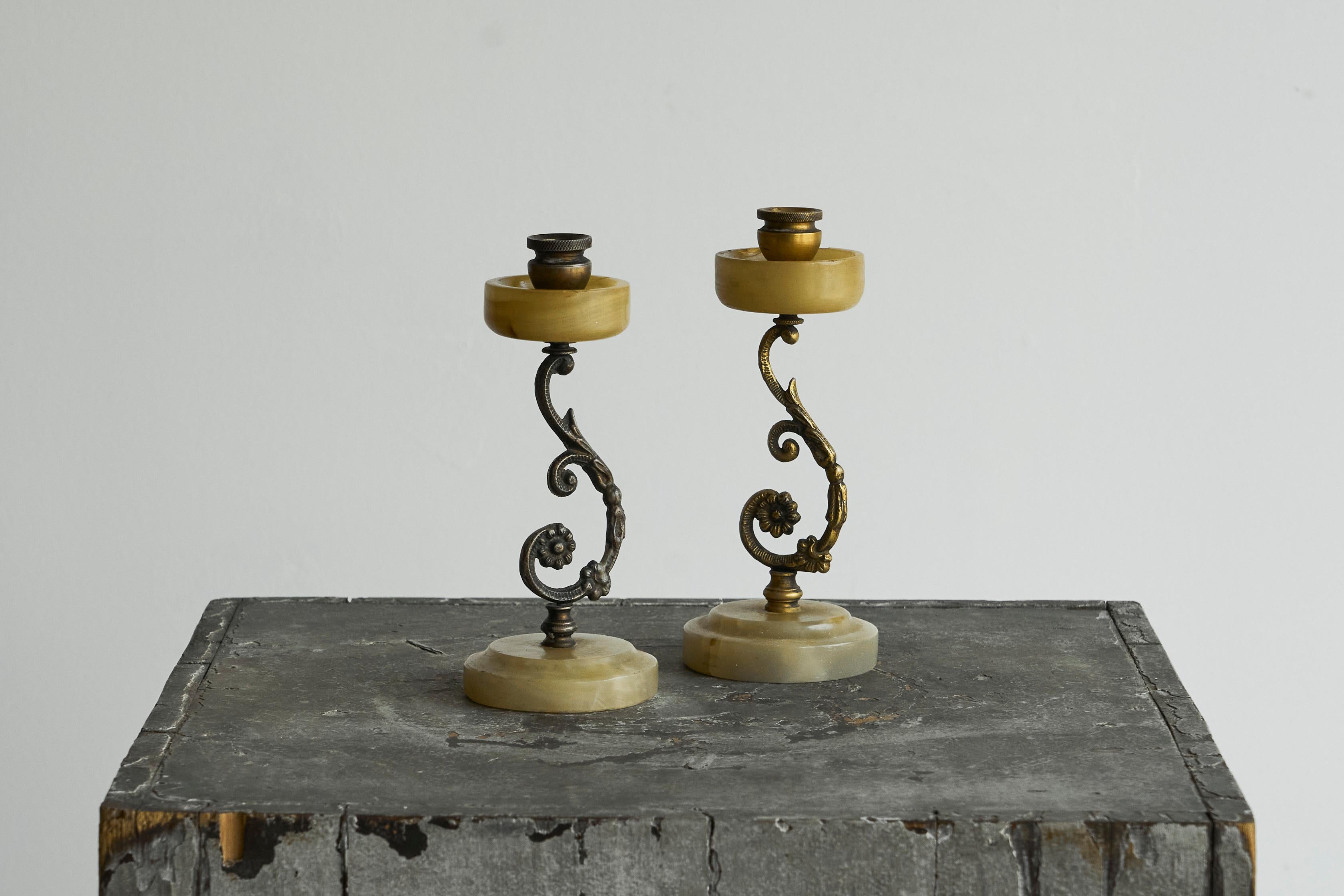 Pair of Art Deco Candle Holders in Alabaster and Patinated Brass 1930s

Very elegant and distinctive, this pair of art deco candle holders in patinated brass and alabaster has it all. Created in the 1930s, these show a fantastic use of material,