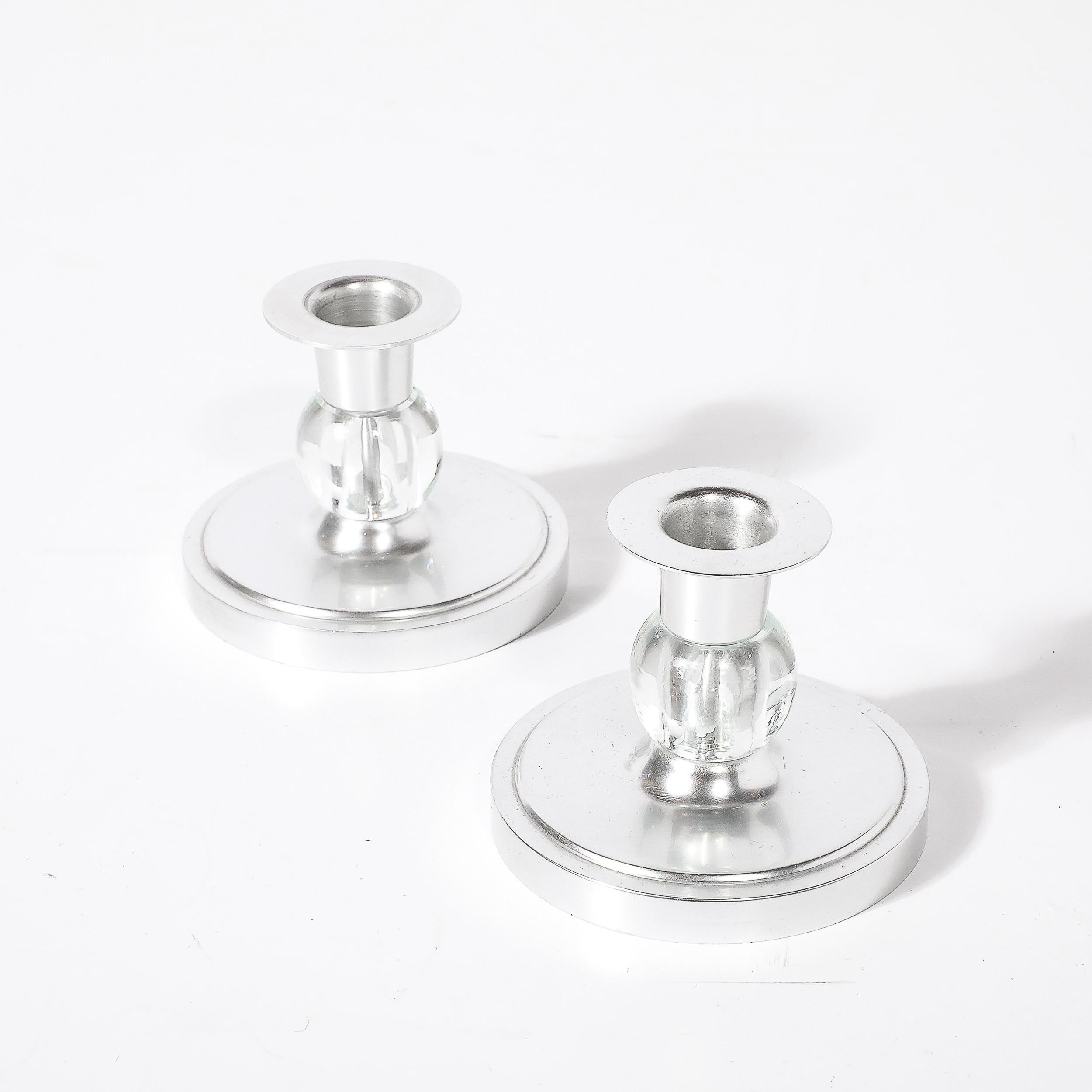 Pareja de Candelabros Art Decó de Aluminio Cepillado y Cristal firmados Kensington Estadounidense en venta