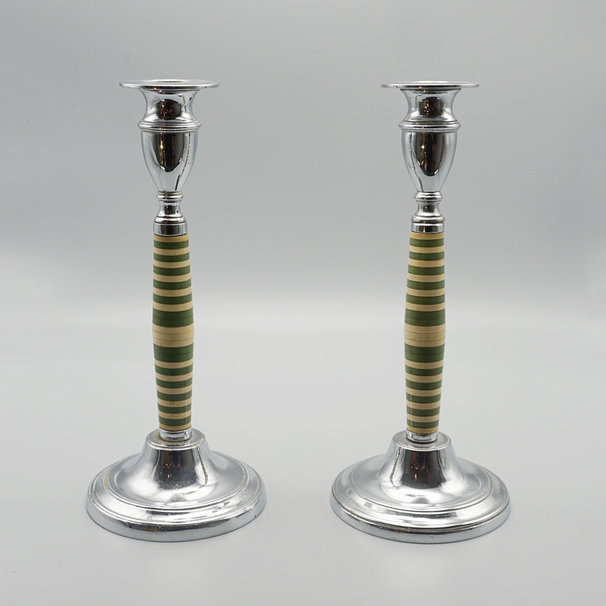 Ein Paar Kerzenhalter aus verchromtem Metall und Bakelit im Art Deco-Stil. 

