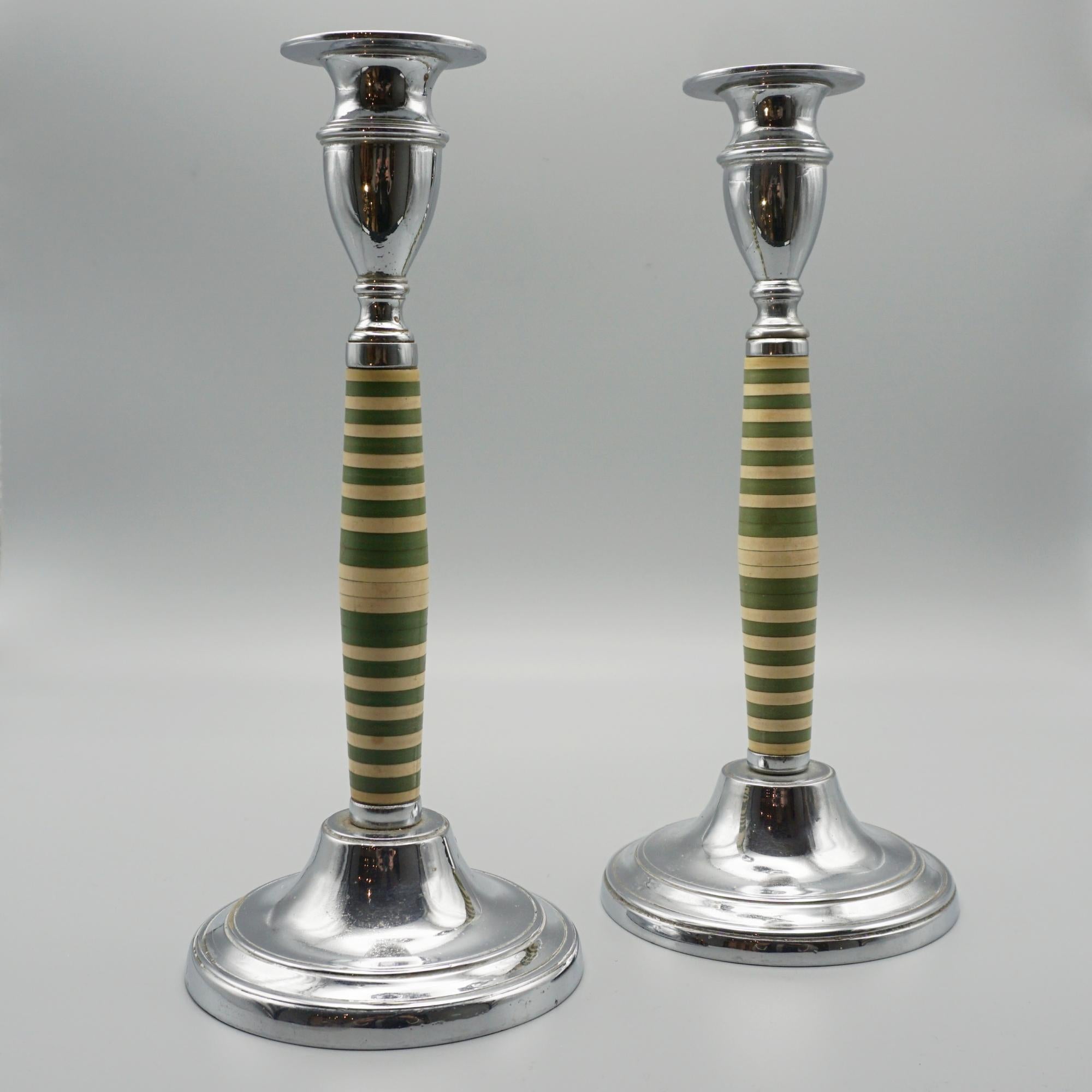 Paar Art-Déco-Kerzenständer aus Bakelit und verchromtem Metall  (Art déco)