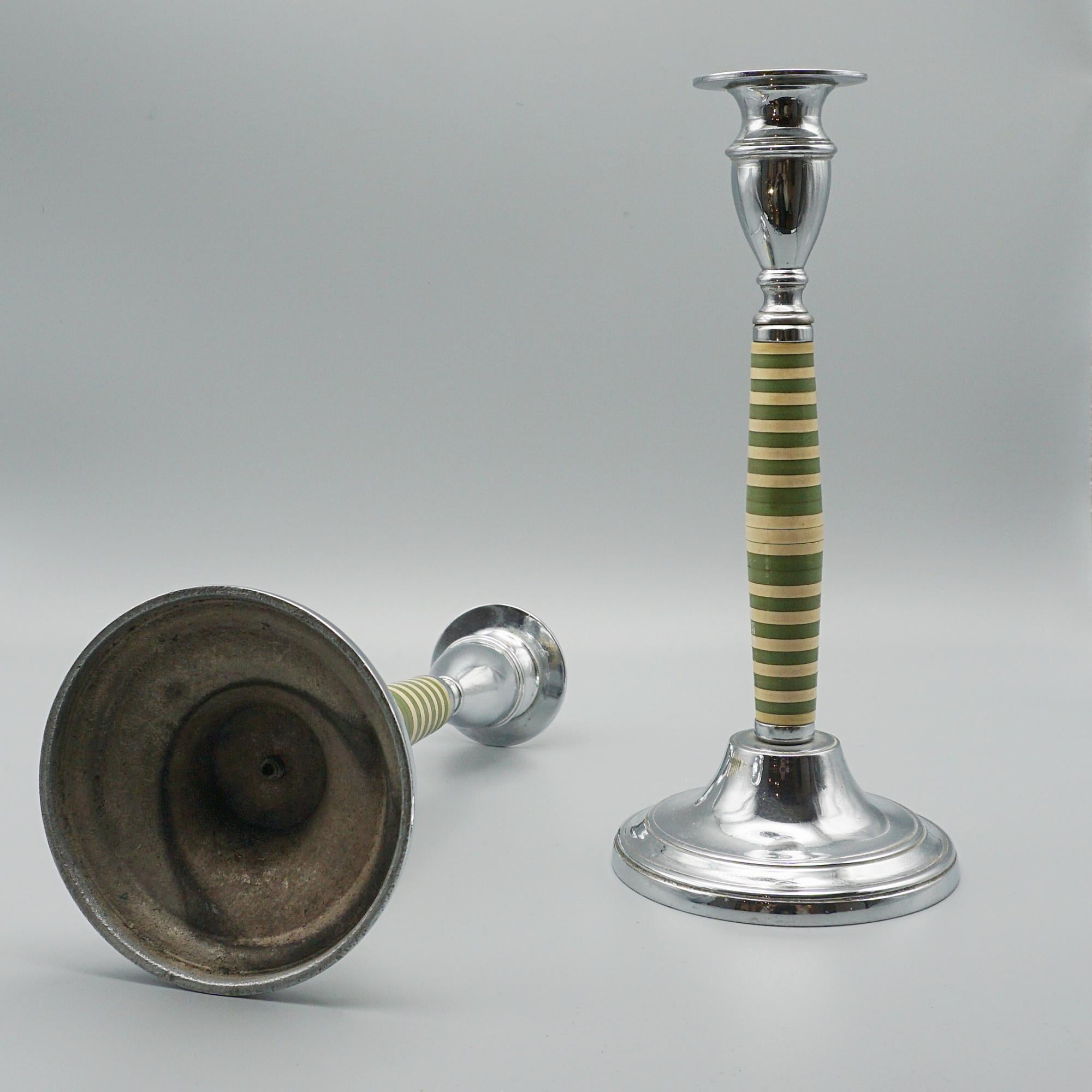 Paar Art-Déco-Kerzenständer aus Bakelit und verchromtem Metall  (Englisch)