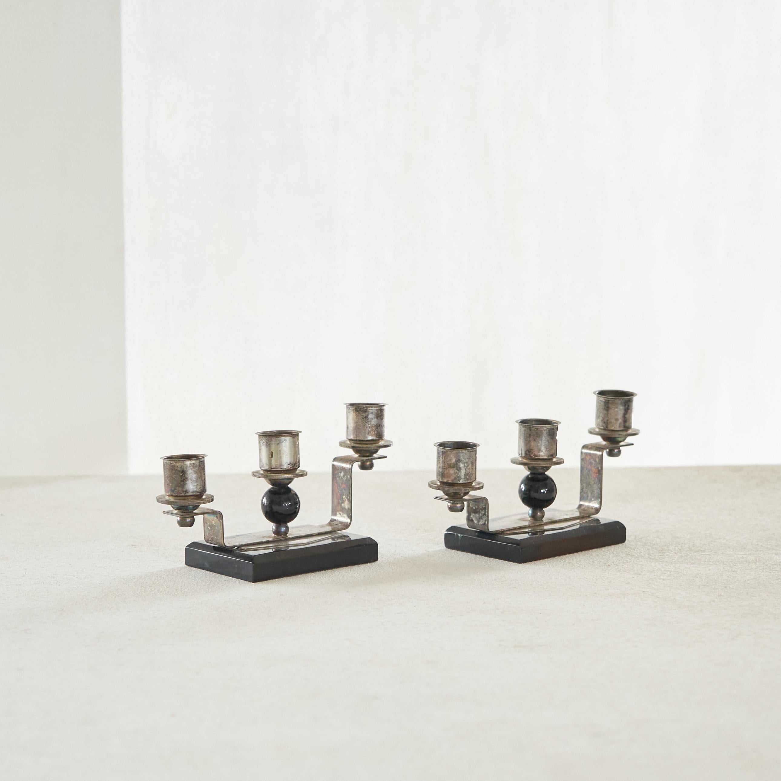 Pareja de candelabros Art Decó de baquelita y chapa de plata, Europa, años 40.

Se trata de una maravillosa pareja de candelabros art déco. Muy gráficas y elegantes, combinan un marcado aspecto art déco con un atractivo elegante y atemporal. Gran