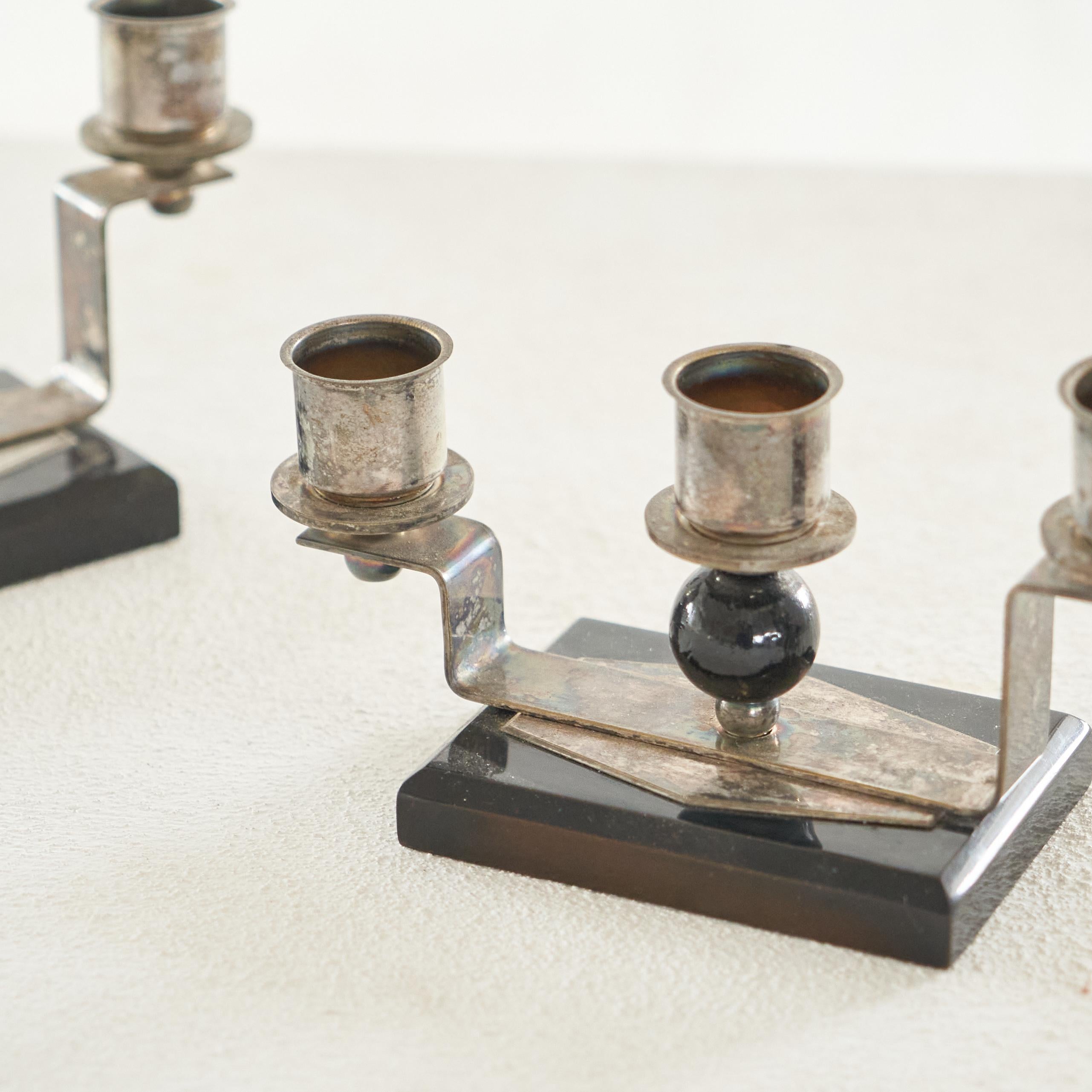Pareja de candelabros Art Déco de baquelita y chapa de plata Años 40 Art Decó en venta