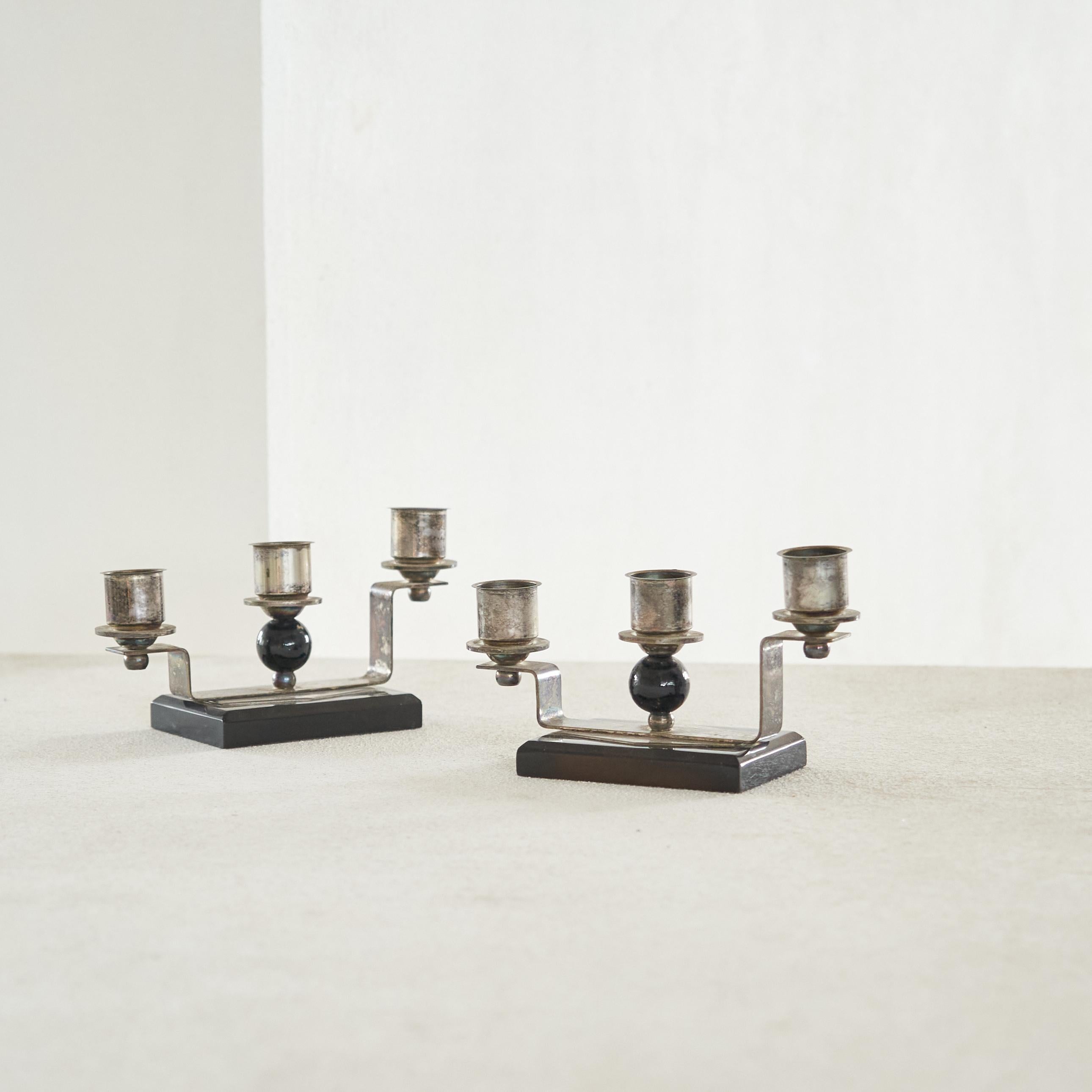 Pareja de candelabros Art Déco de baquelita y chapa de plata Años 40 Europeo en venta