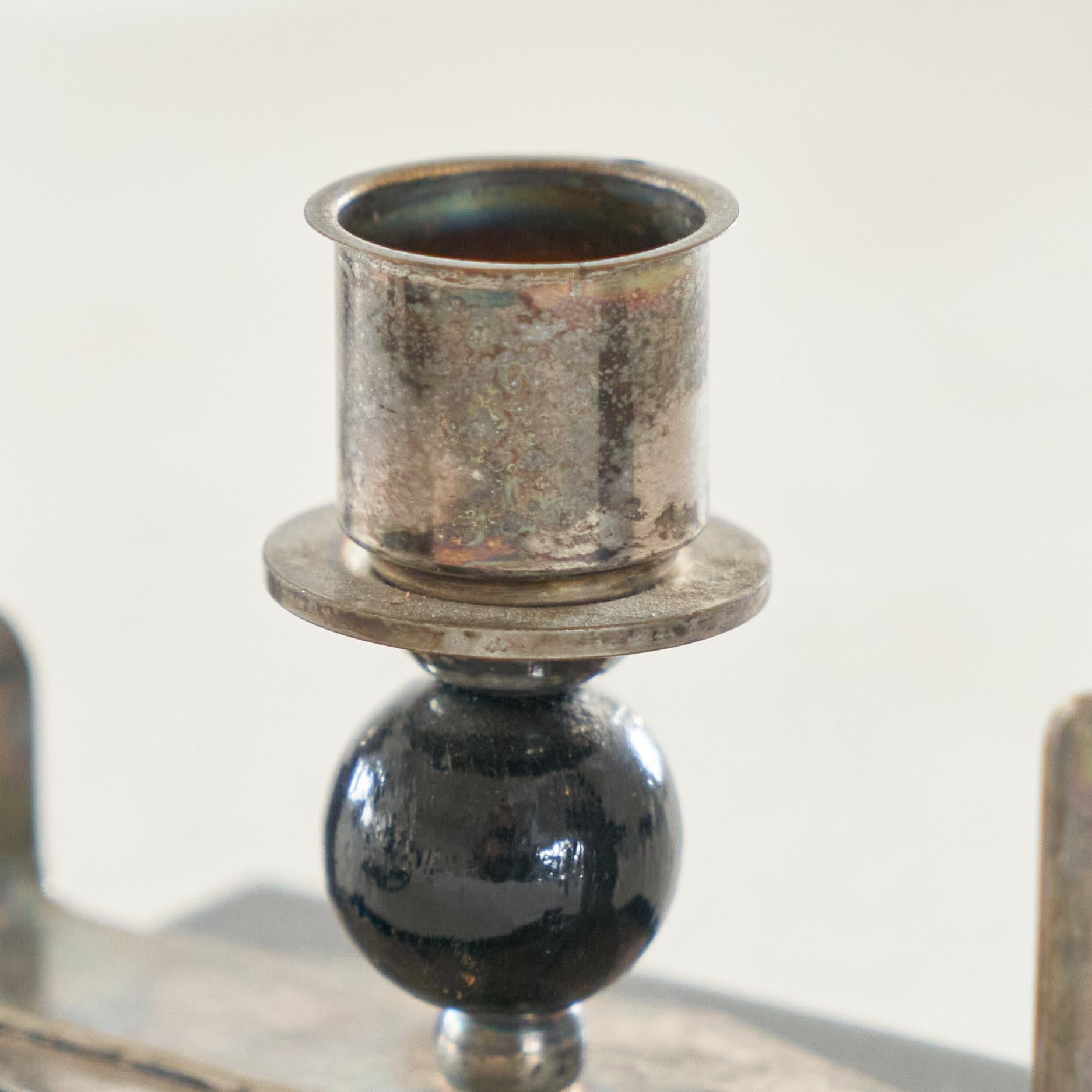 Pareja de candelabros Art Déco de baquelita y chapa de plata Años 40 en Bueno estado para la venta en Tilburg, NL