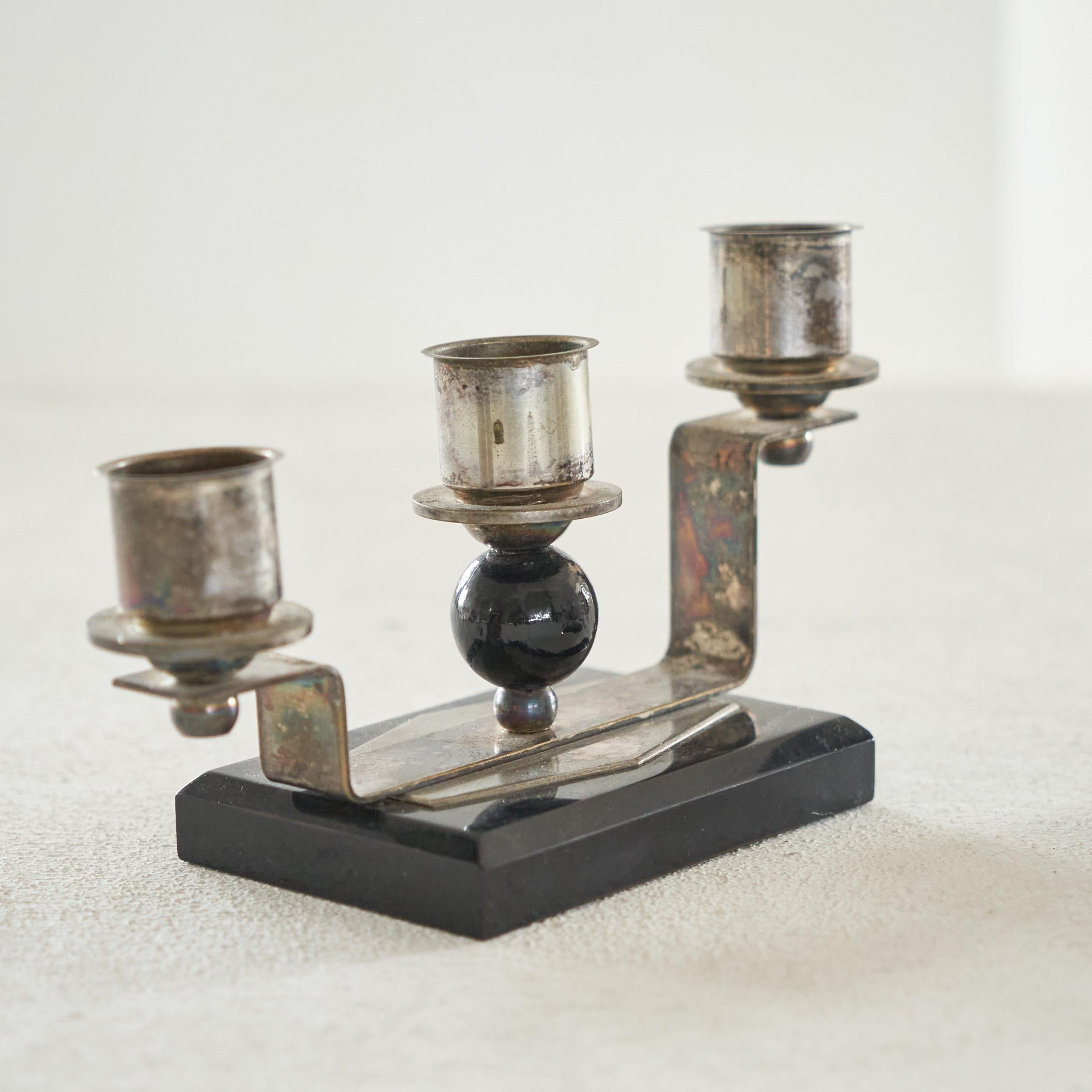 Pareja de candelabros Art Déco de baquelita y chapa de plata Años 40 Chapado en plata en venta