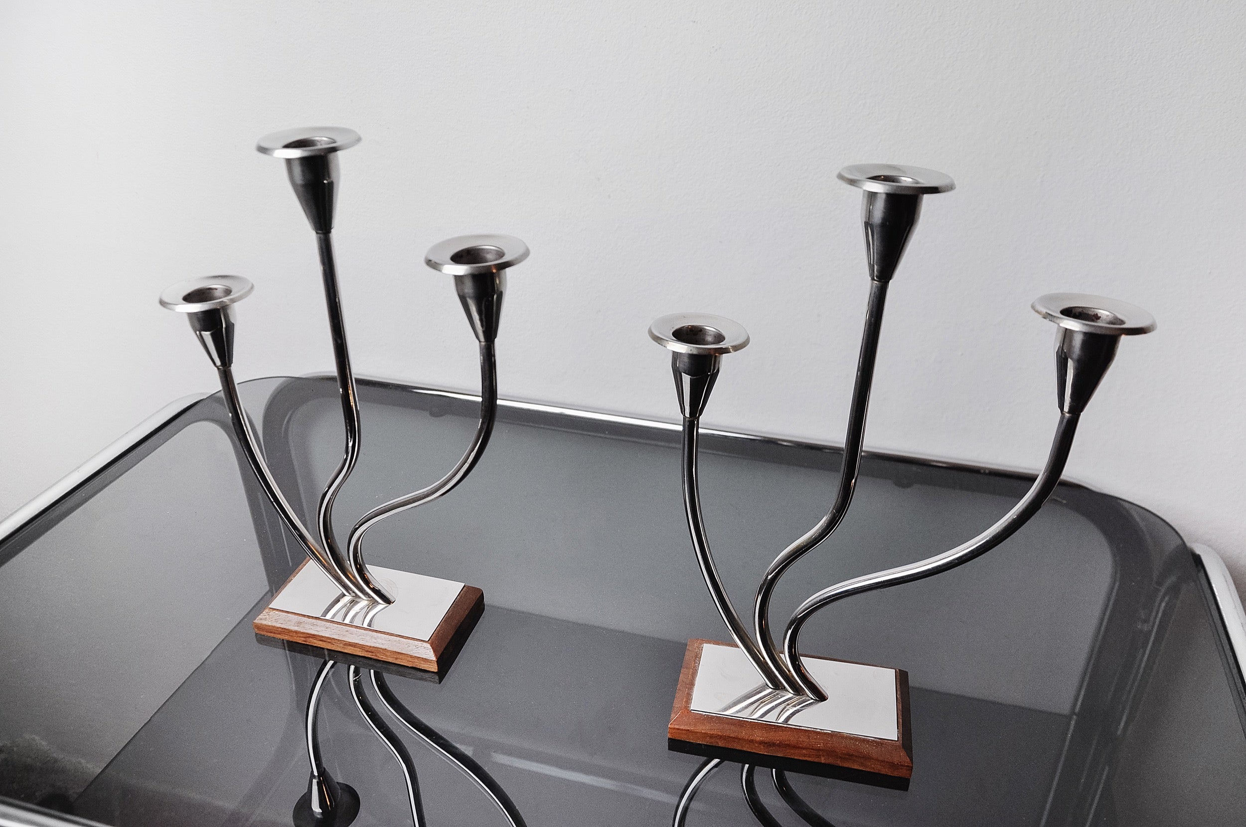 Muy bonito par de candelabros art decó de acero inoxidable diseñados y fabricados en España en la década de 1970. Estructura de acero inoxidable 18/8 con capacidad para 3 velas. Los magníficos objetos de diseño decorarán maravillosamente tu