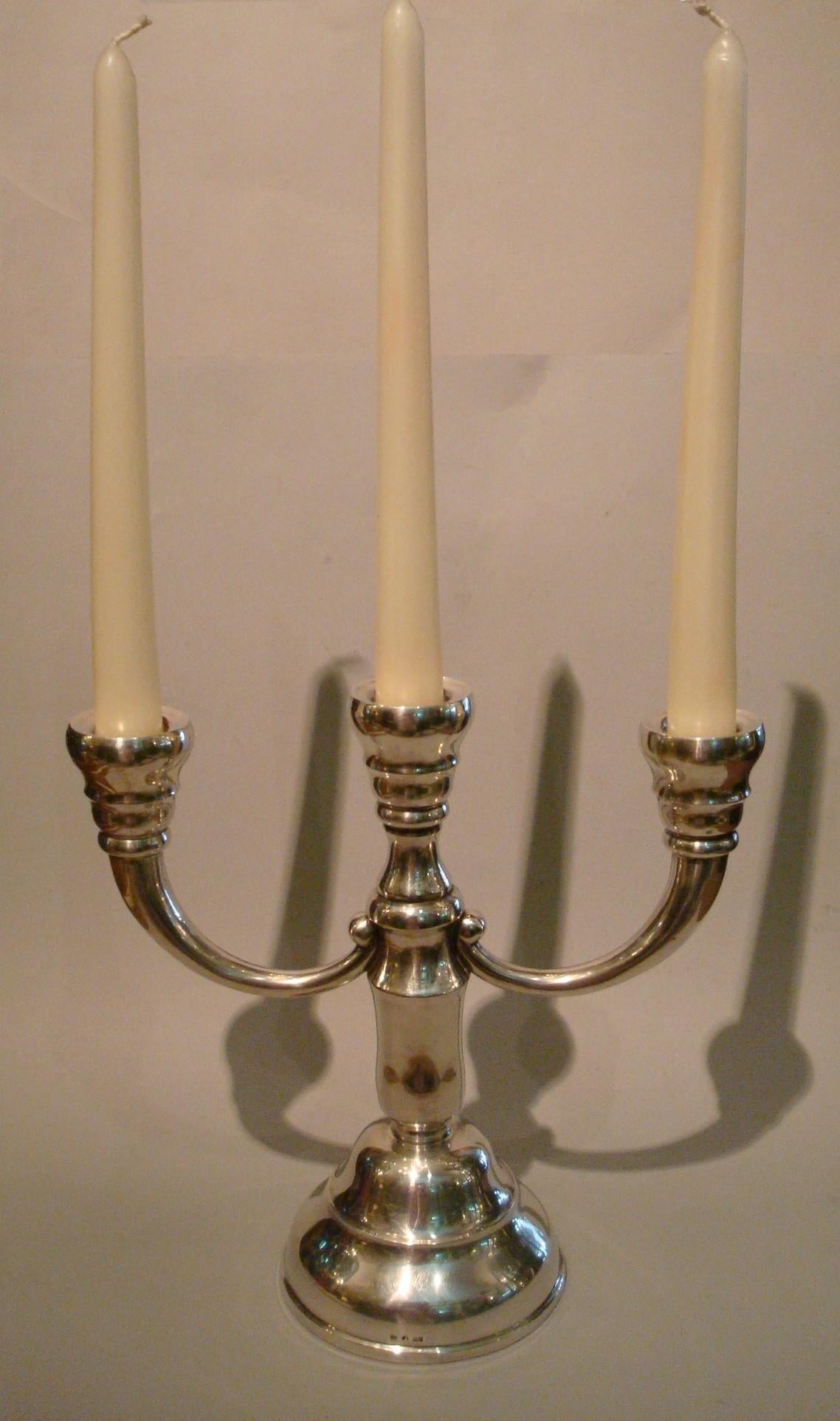 Pair of Art Deco Candlesticks Made of Italian Silver, circa 1920s In Good Condition For Sale In Buenos Aires, Olivos