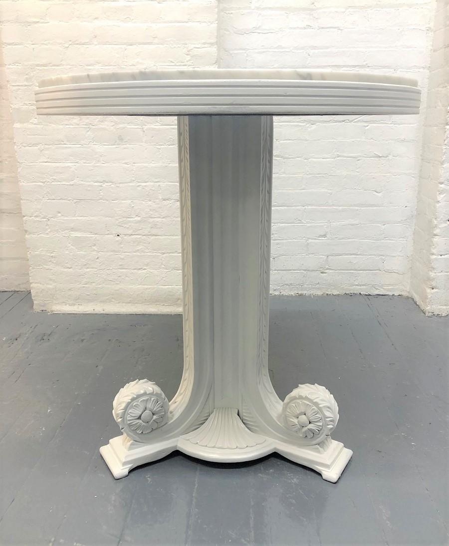 Paar Art-Déco-Tische mit Carrara-Marmorplatte (Lackiert) im Angebot