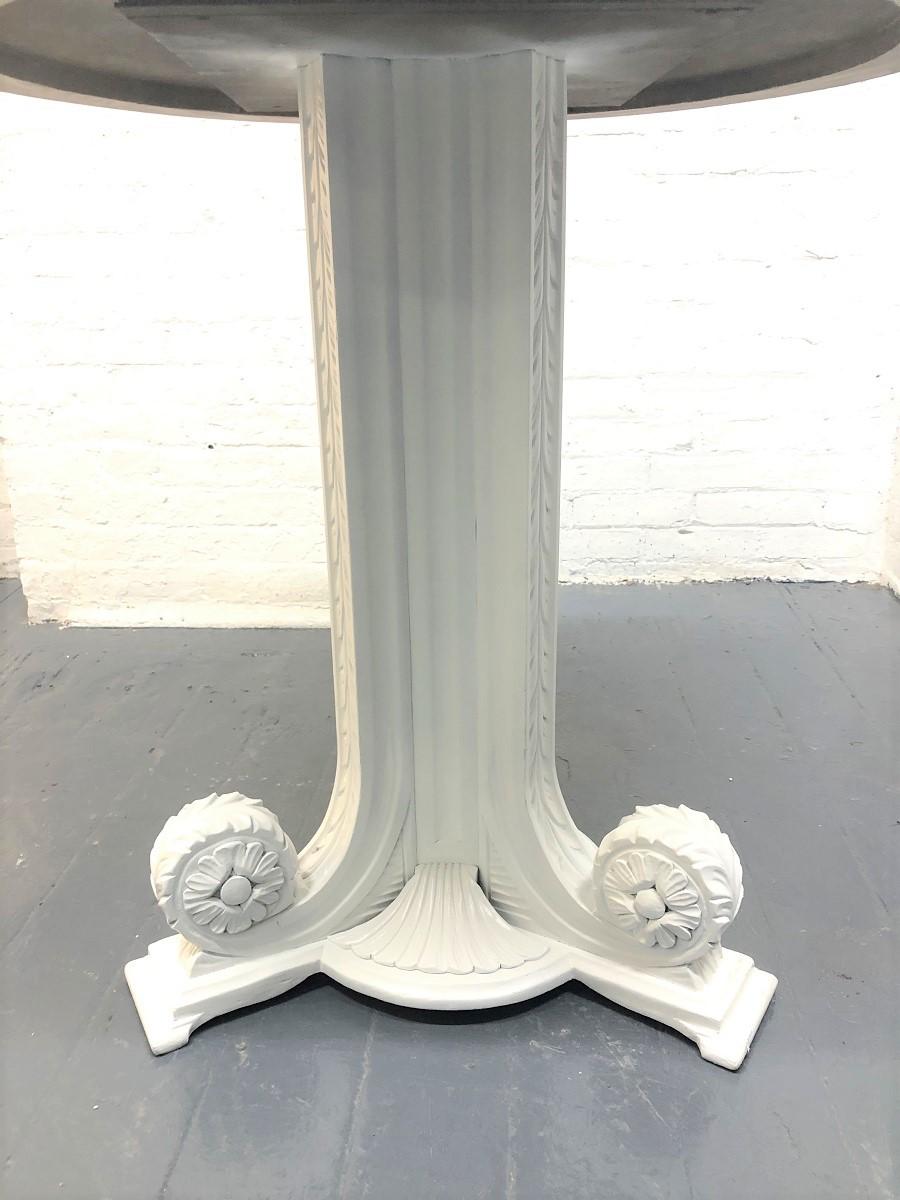 Paar Art-Déco-Tische mit Carrara-Marmorplatte im Zustand „Gut“ im Angebot in New York, NY