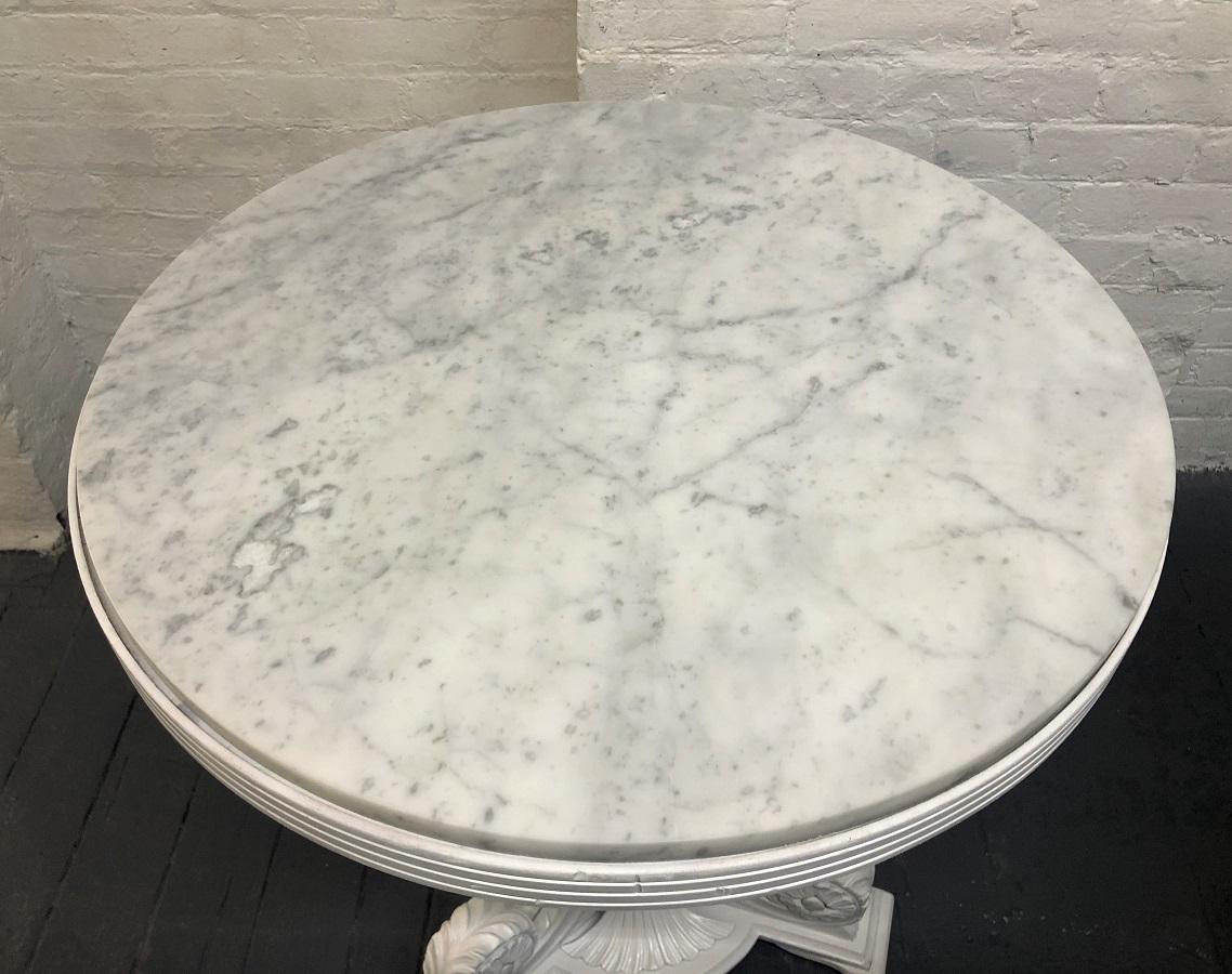 Paar Art-Déco-Tische mit Carrara-Marmorplatte (Holz) im Angebot