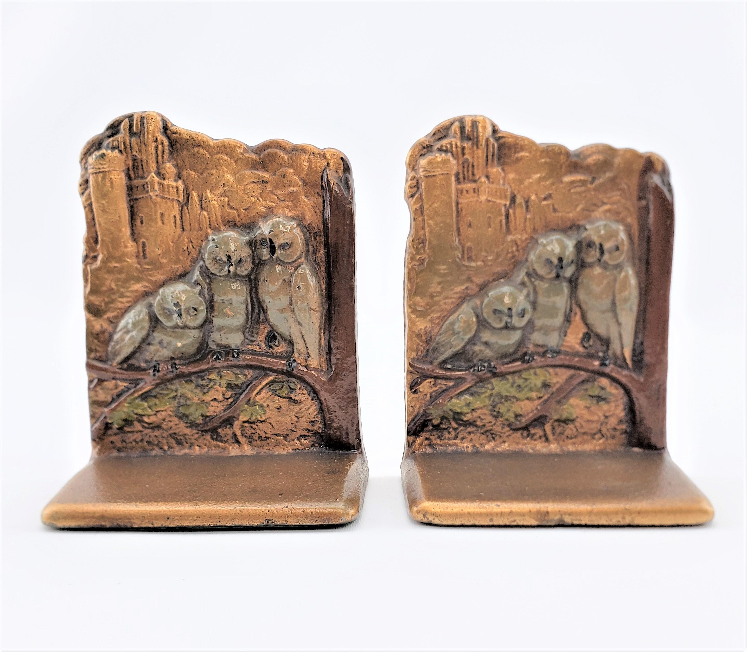Paar Art-Déco-Buchstützen aus Messingguss und kalt bemalter Kaltbemalung mit gewölbten Eulen (Art déco) im Angebot