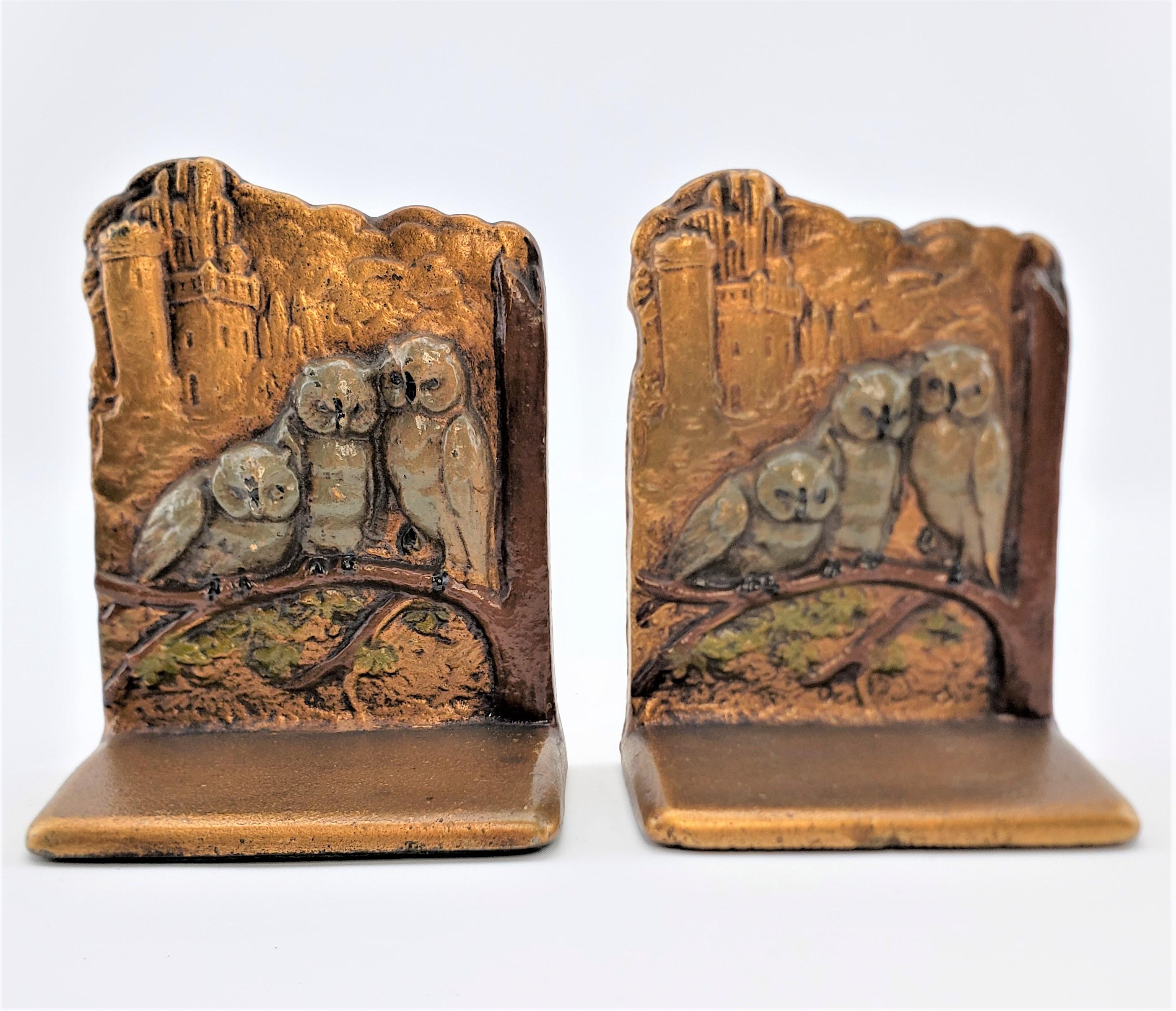 Paar Art-Déco-Buchstützen aus Messingguss und kalt bemalter Kaltbemalung mit gewölbten Eulen (Kaltmalerei) im Angebot