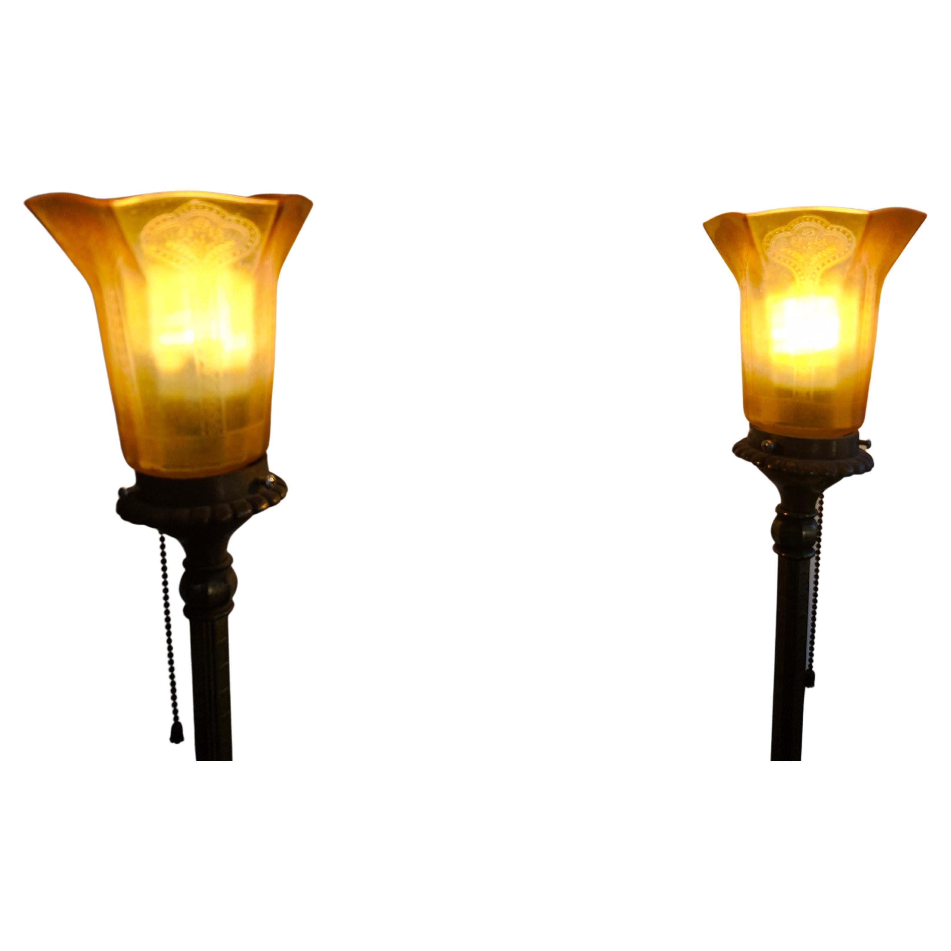 Lampadaires Art déco bustes figuratifs en laiton onyx avec abat-jours évasés et gravés en ambre en vente 3