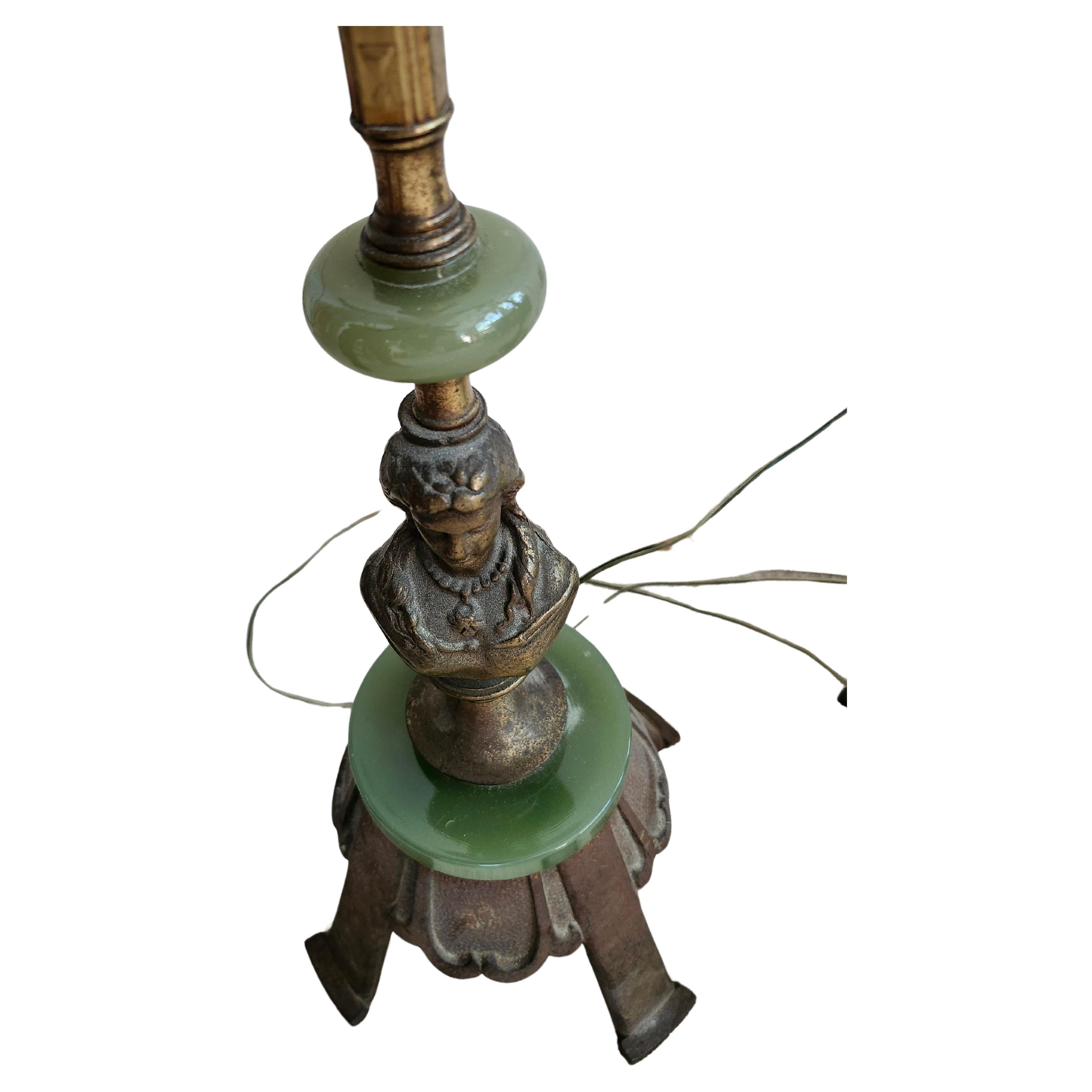 Lampadaires Art déco bustes figuratifs en laiton onyx avec abat-jours évasés et gravés en ambre en vente 4