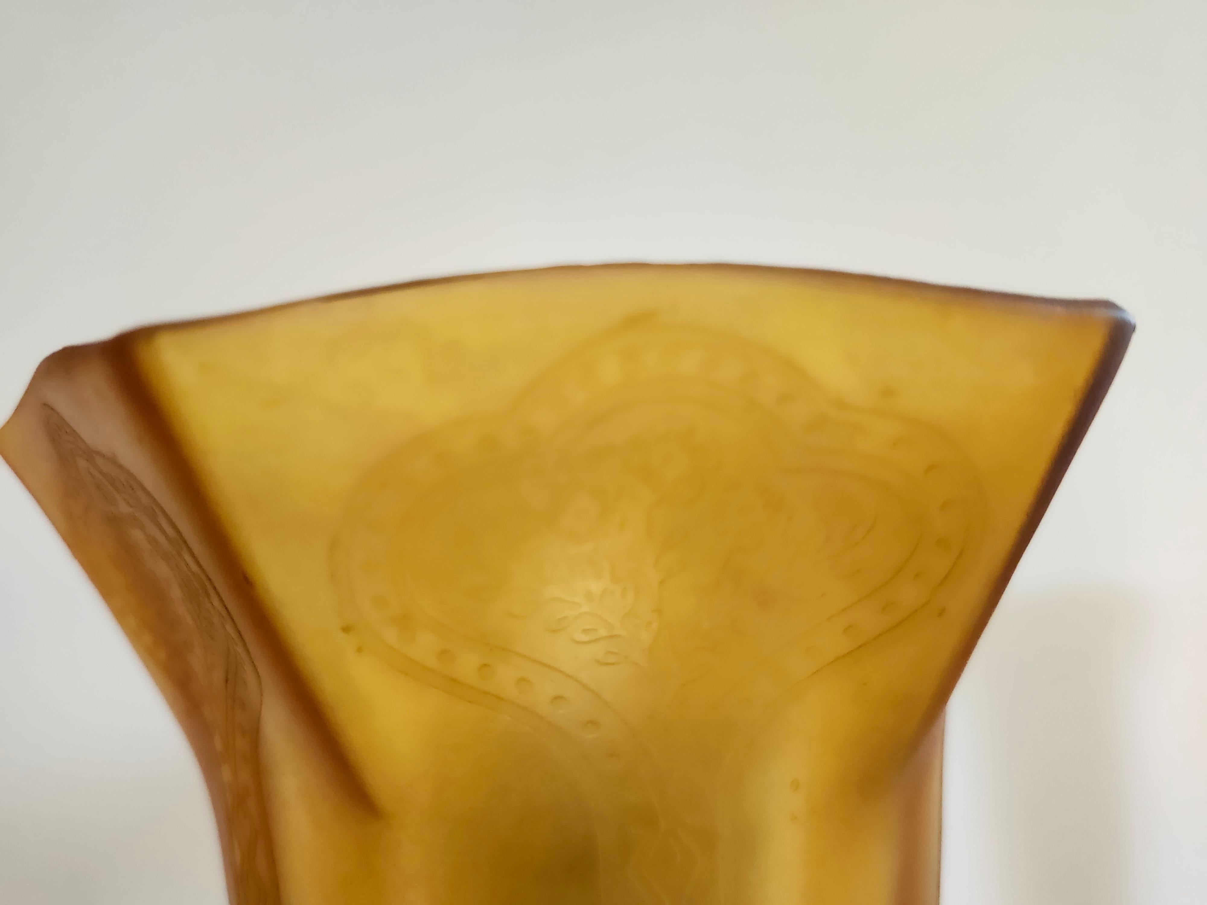 Lampadaires Art déco bustes figuratifs en laiton onyx avec abat-jours évasés et gravés en ambre en vente 7