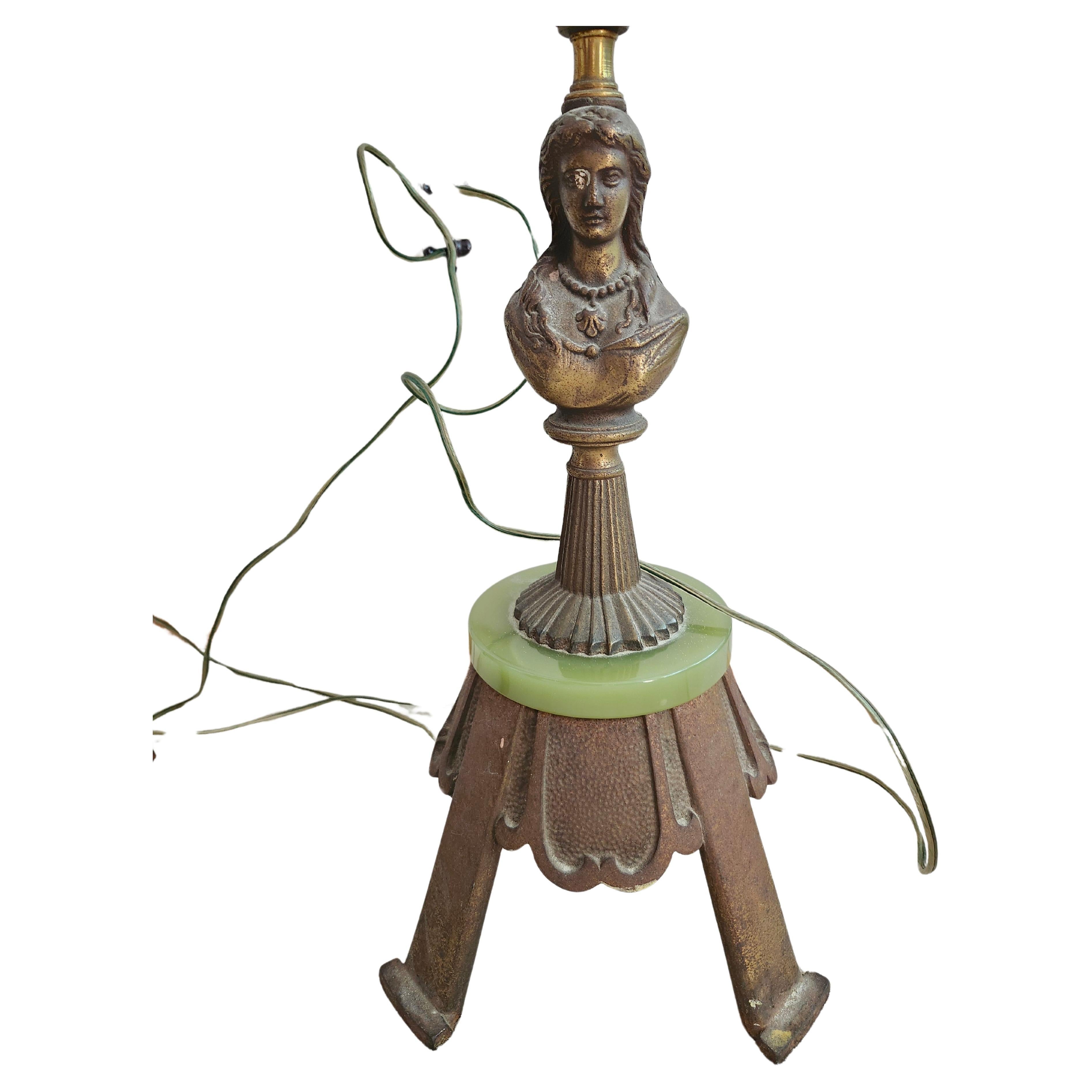 Spectaculaire,  les meilleurs lampadaires Art déco que j'ai vus depuis longtemps. Les abat-jours en verre ambré gravé, probablement de la marque Stueben, sont en excellent état et ne présentent ni éclats ni fissures. Les bases sont grandes et sont