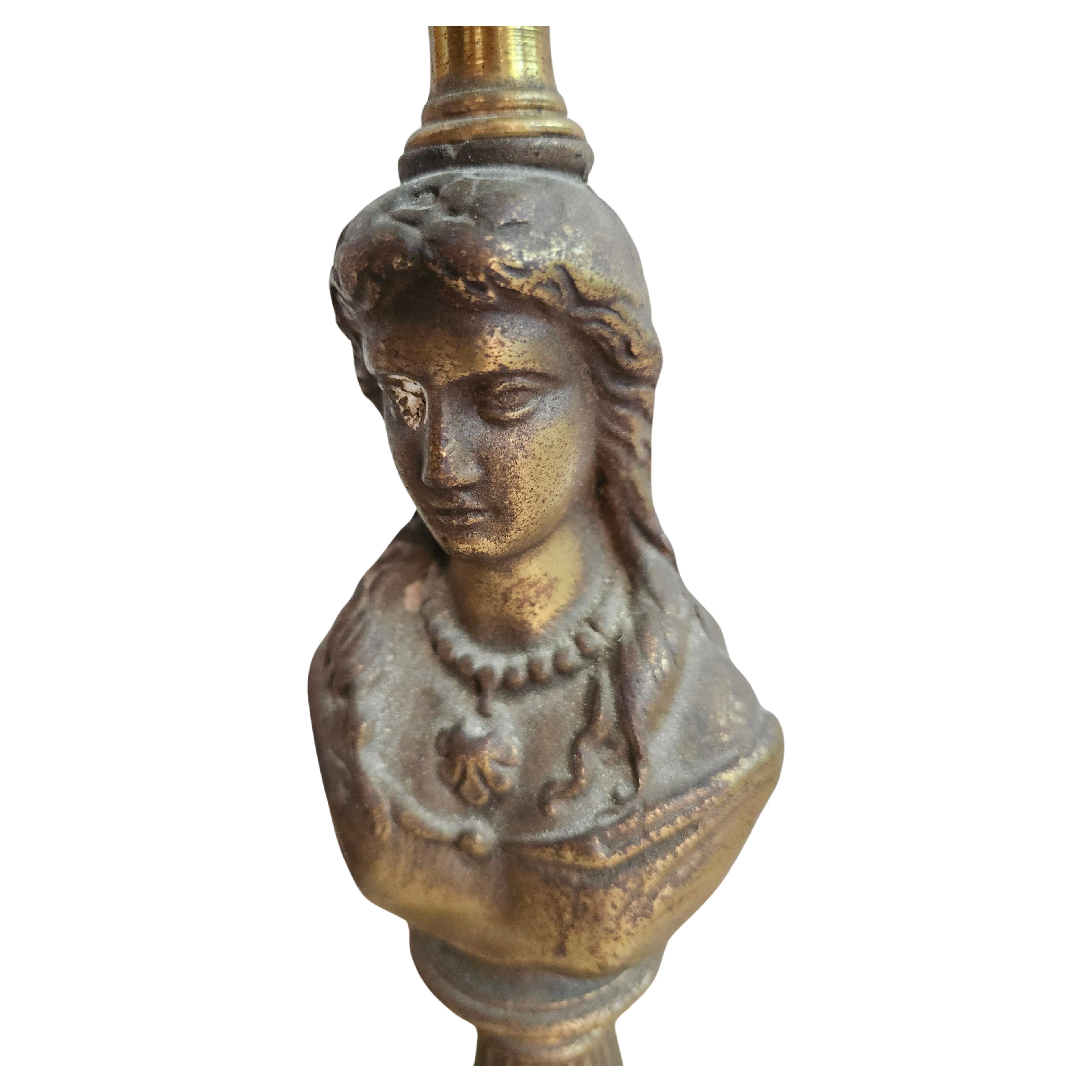 Moulage Lampadaires Art déco bustes figuratifs en laiton onyx avec abat-jours évasés et gravés en ambre en vente