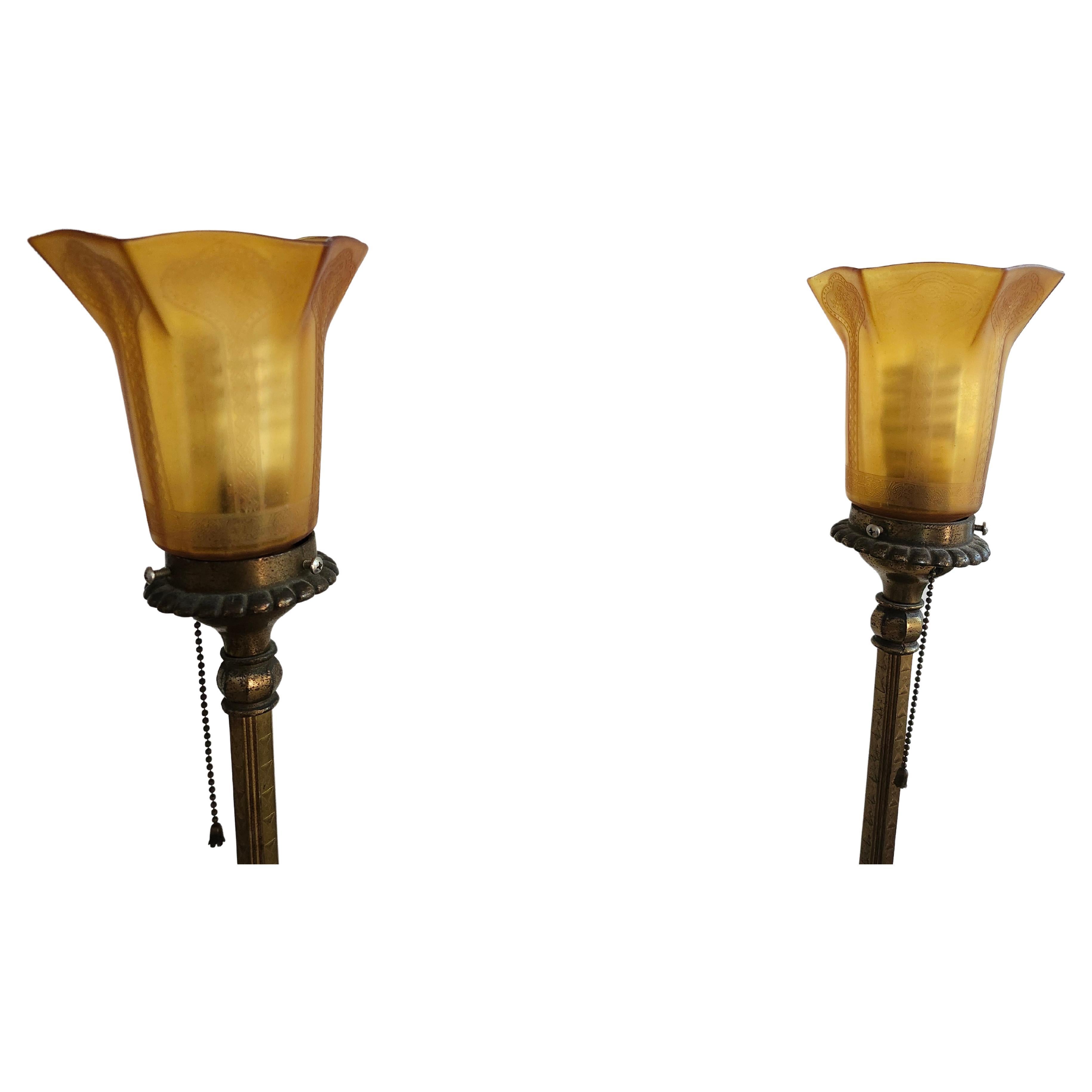 Lampadaires Art déco bustes figuratifs en laiton onyx avec abat-jours évasés et gravés en ambre Bon état - En vente à Port Jervis, NY
