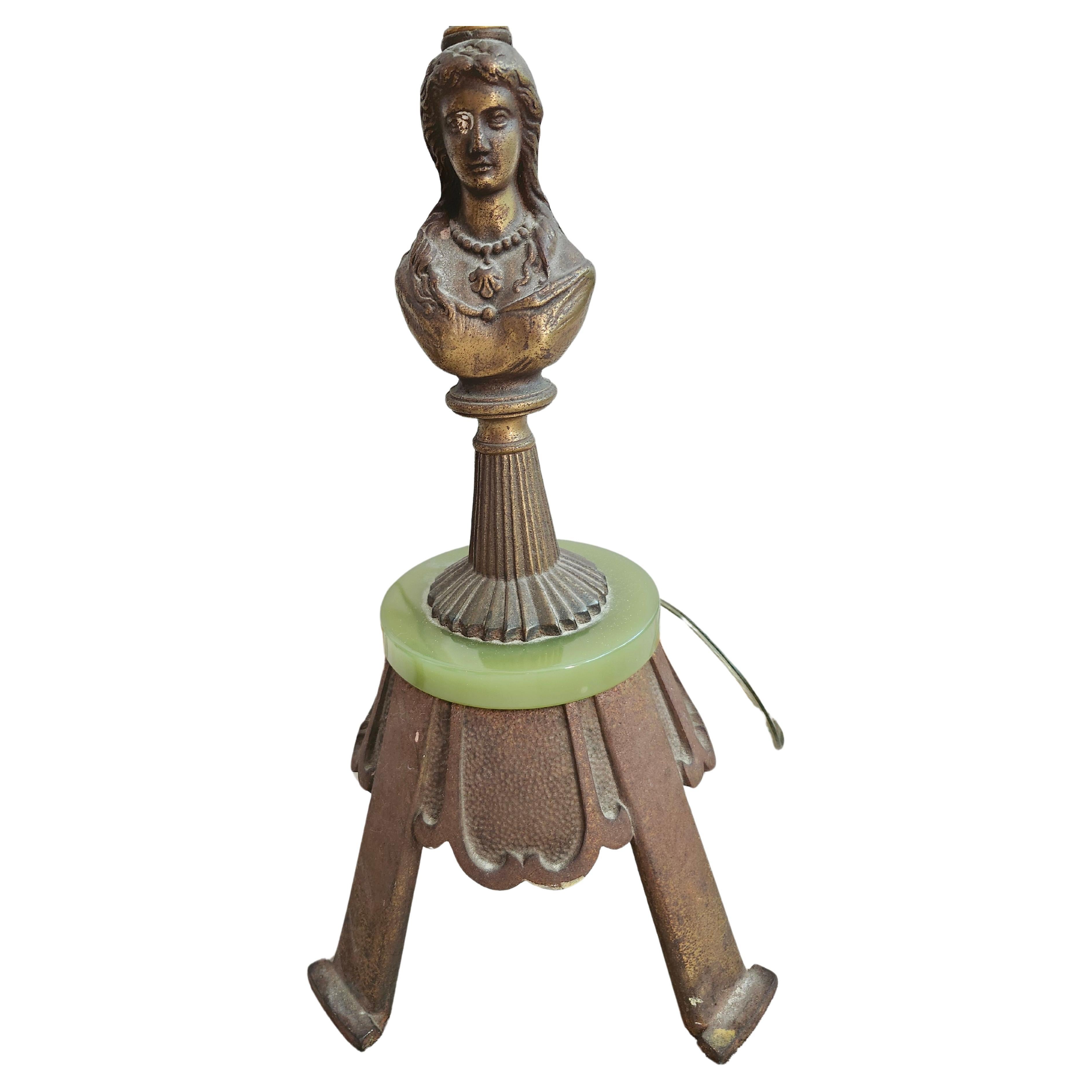 Début du 20ème siècle Lampadaires Art déco bustes figuratifs en laiton onyx avec abat-jours évasés et gravés en ambre en vente