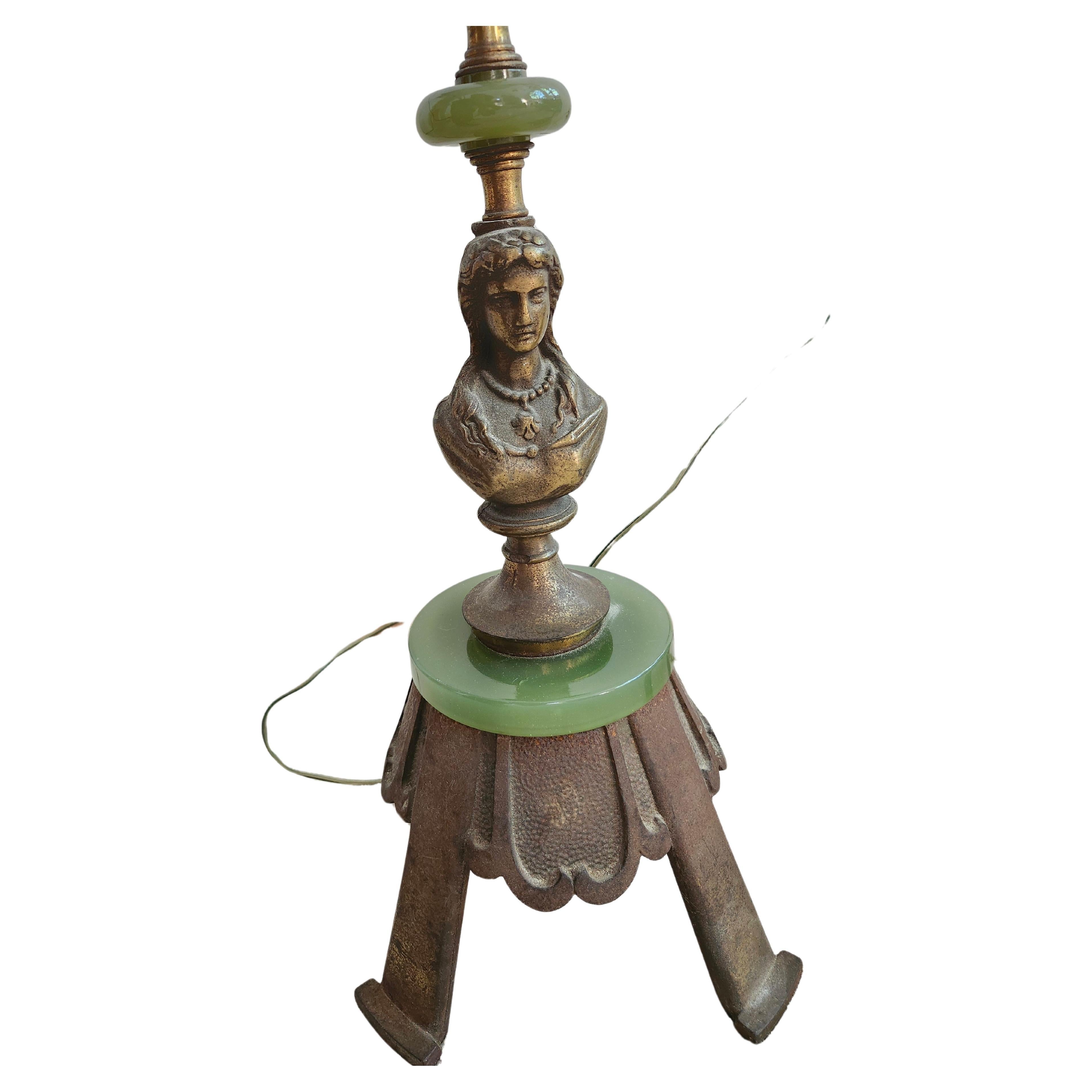 Laiton Lampadaires Art déco bustes figuratifs en laiton onyx avec abat-jours évasés et gravés en ambre en vente