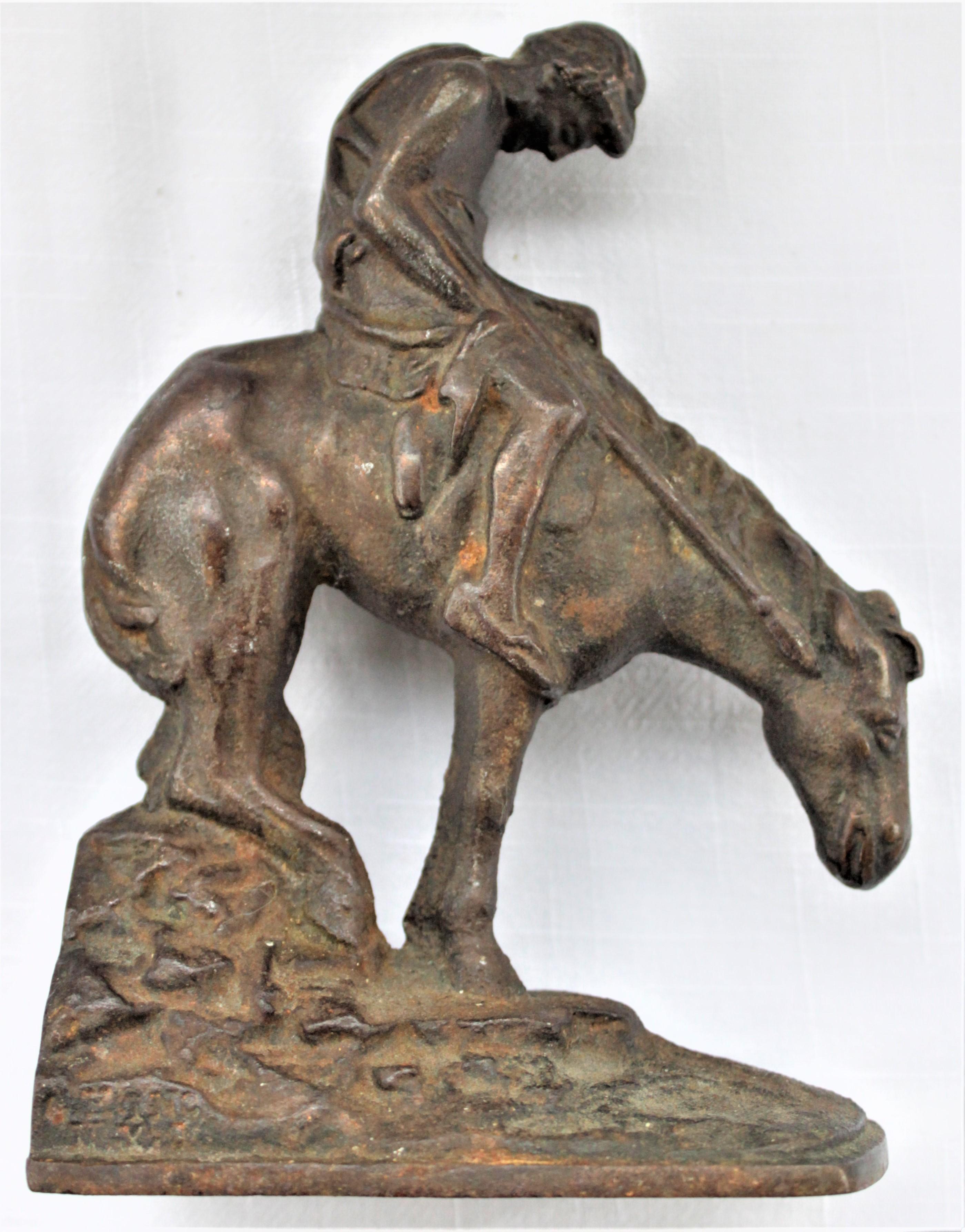 Paar Art Deco Guss bronziert Metall Western Cowboy Thematisch Skulpturale Buchstützen im Angebot 3
