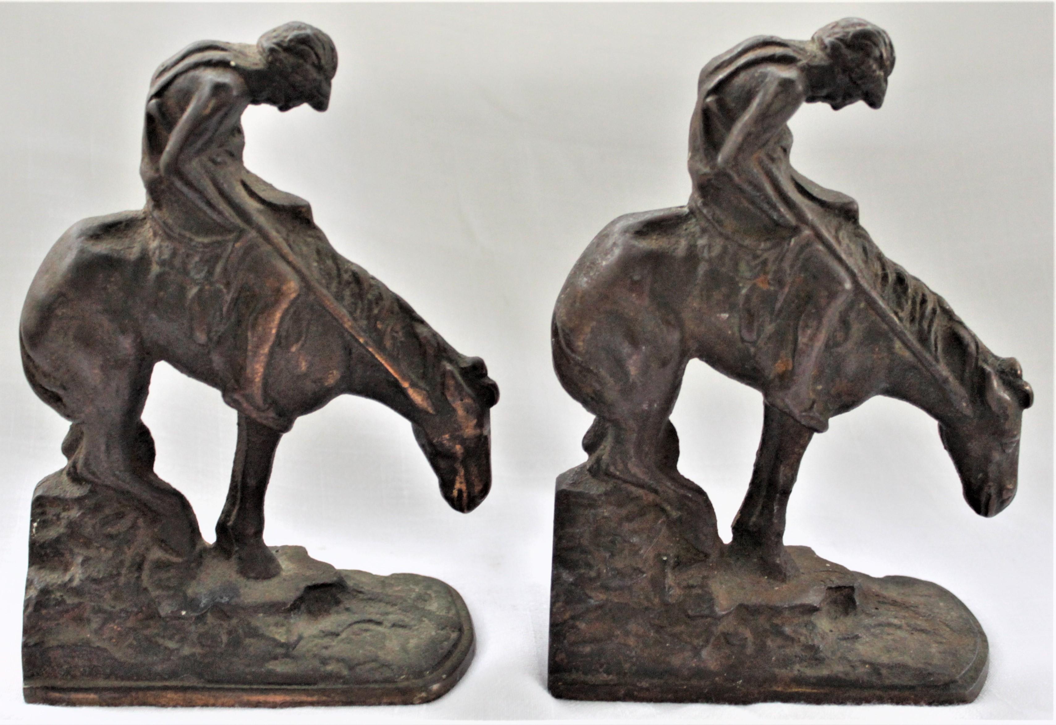 Effet bronze Paire de serre-livres sculpturaux en métal bronzé Art Déco à thème de cow-boy occidental en vente