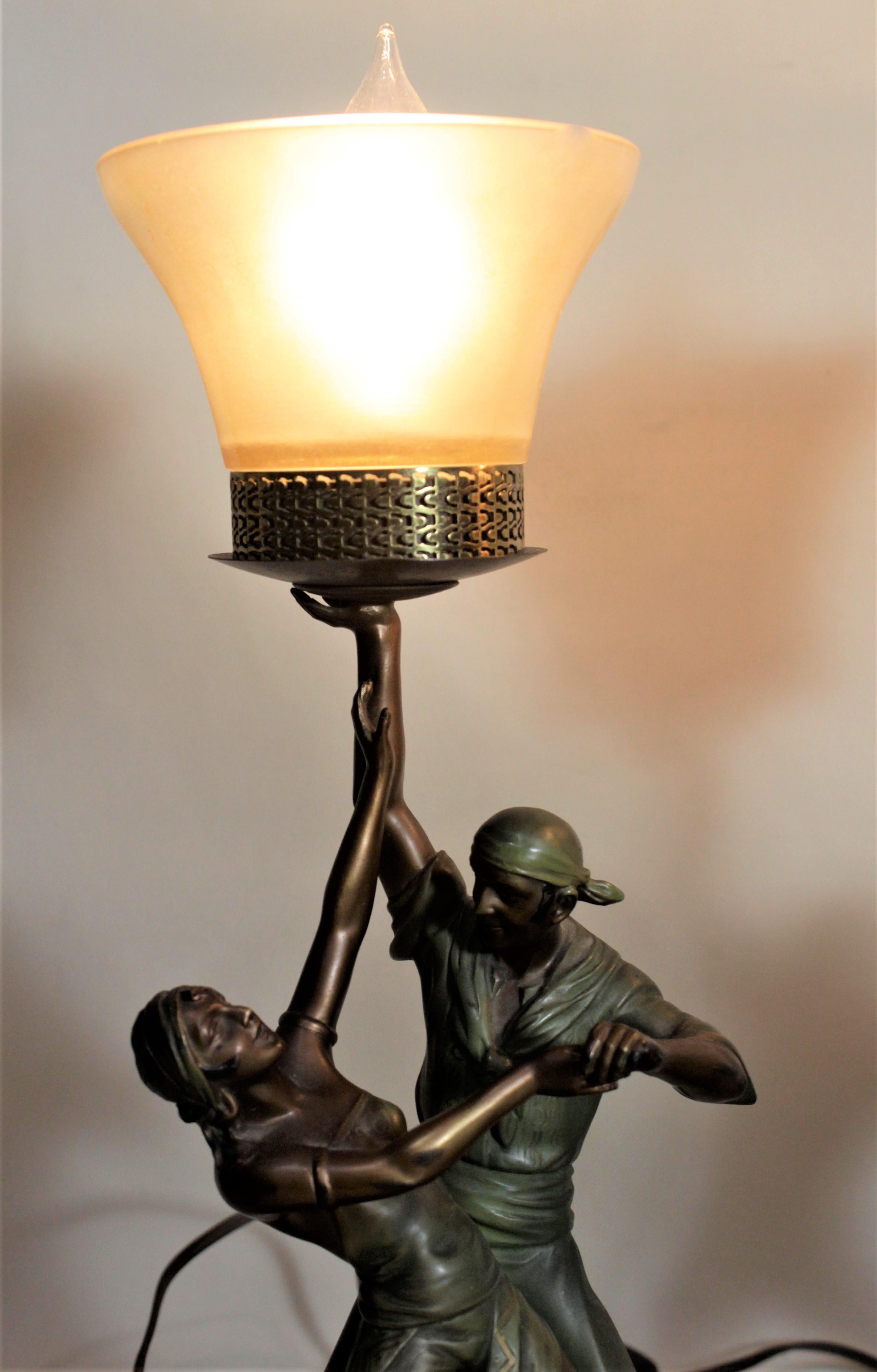 Paire de lampes de table Art Déco en fonte et peintes à froid représentant des pirates théâtraux en vente 3