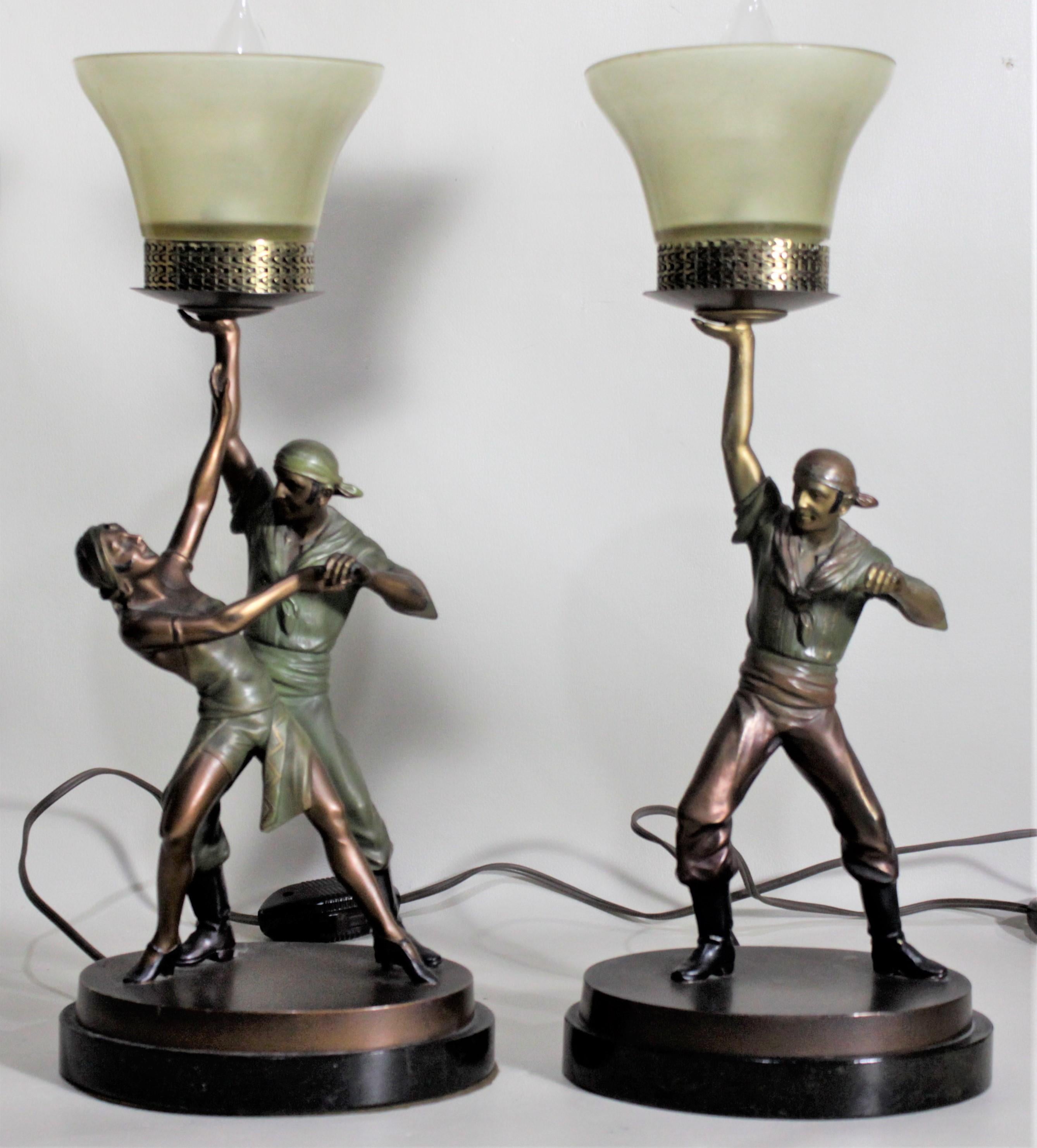 Cette paire de lampes en fonte d'acier n'est pas signée mais on pense qu'elle a été fabriquée en Autriche vers 1920 dans le style Art déco de l'époque. Chaque lampe est moulée et peinte à froid de manière ornementale et représente des figures de