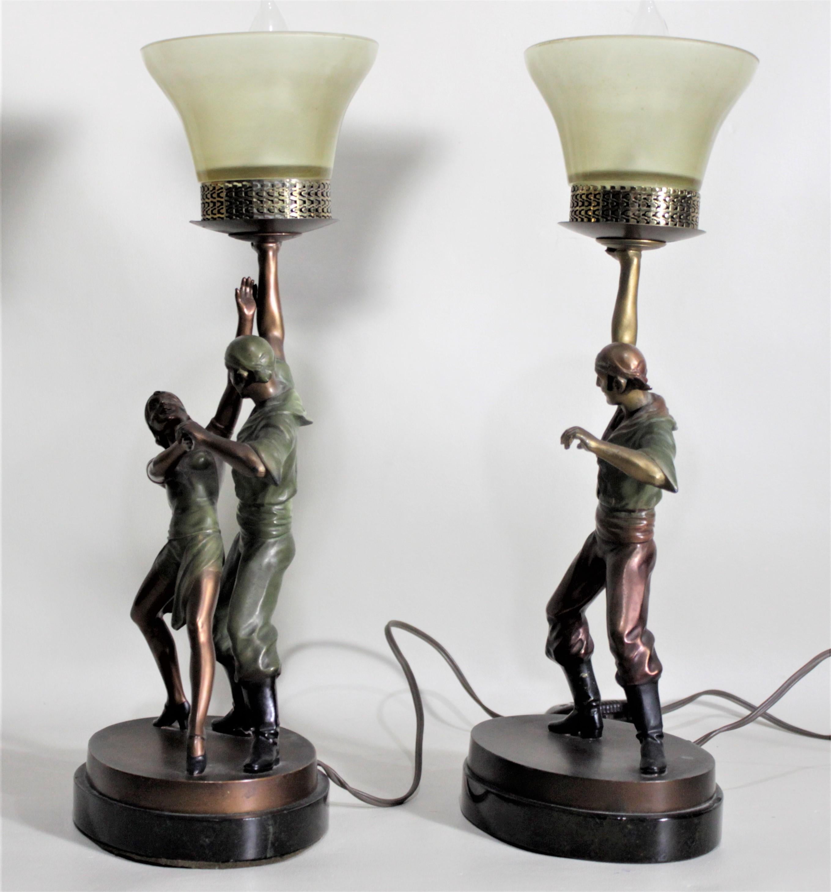 Paire de lampes de table Art Déco en fonte et peintes à froid représentant des pirates théâtraux Bon état - En vente à Hamilton, Ontario