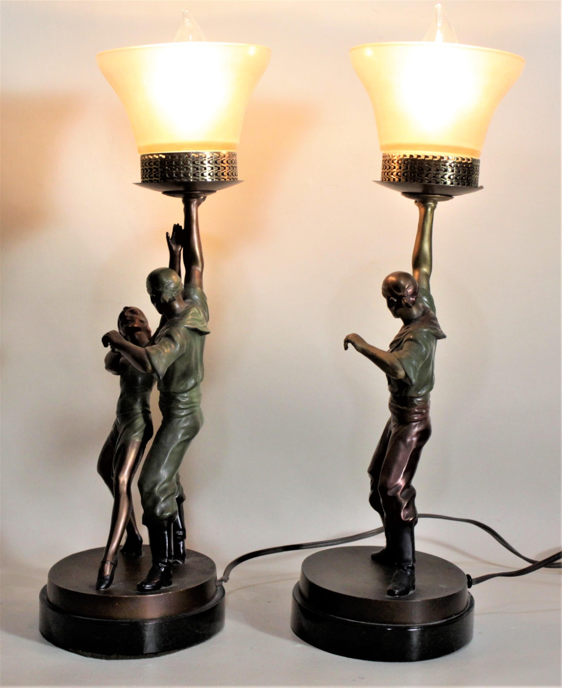 20ième siècle Paire de lampes de table Art Déco en fonte et peintes à froid représentant des pirates théâtraux en vente
